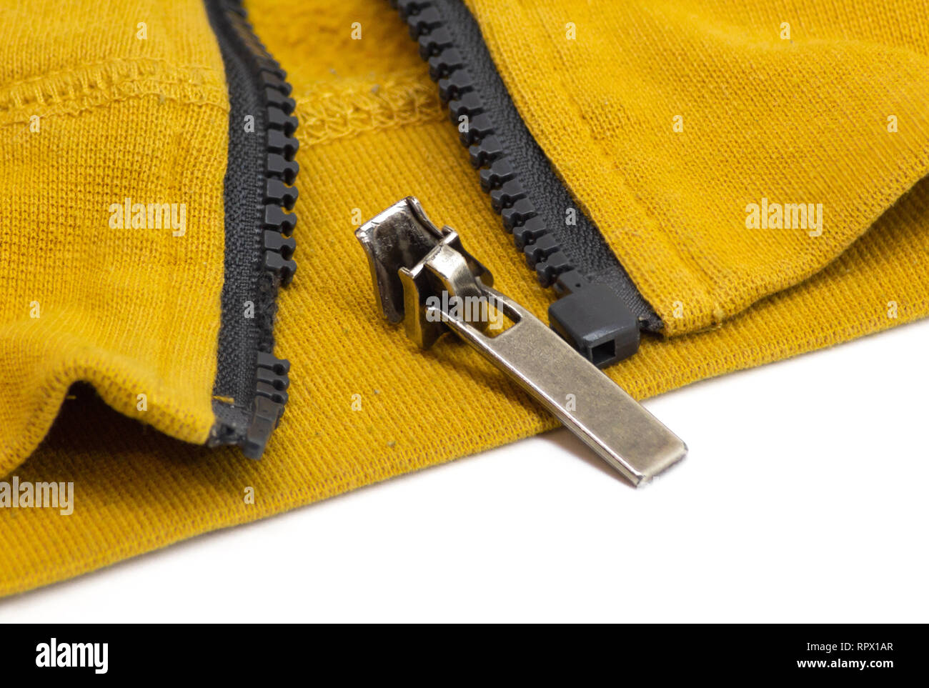 Defekten Reißverschluss in gelb, der Farbe des Senf shirt Jacke. Schließen  Detail-Foto Stockfotografie - Alamy