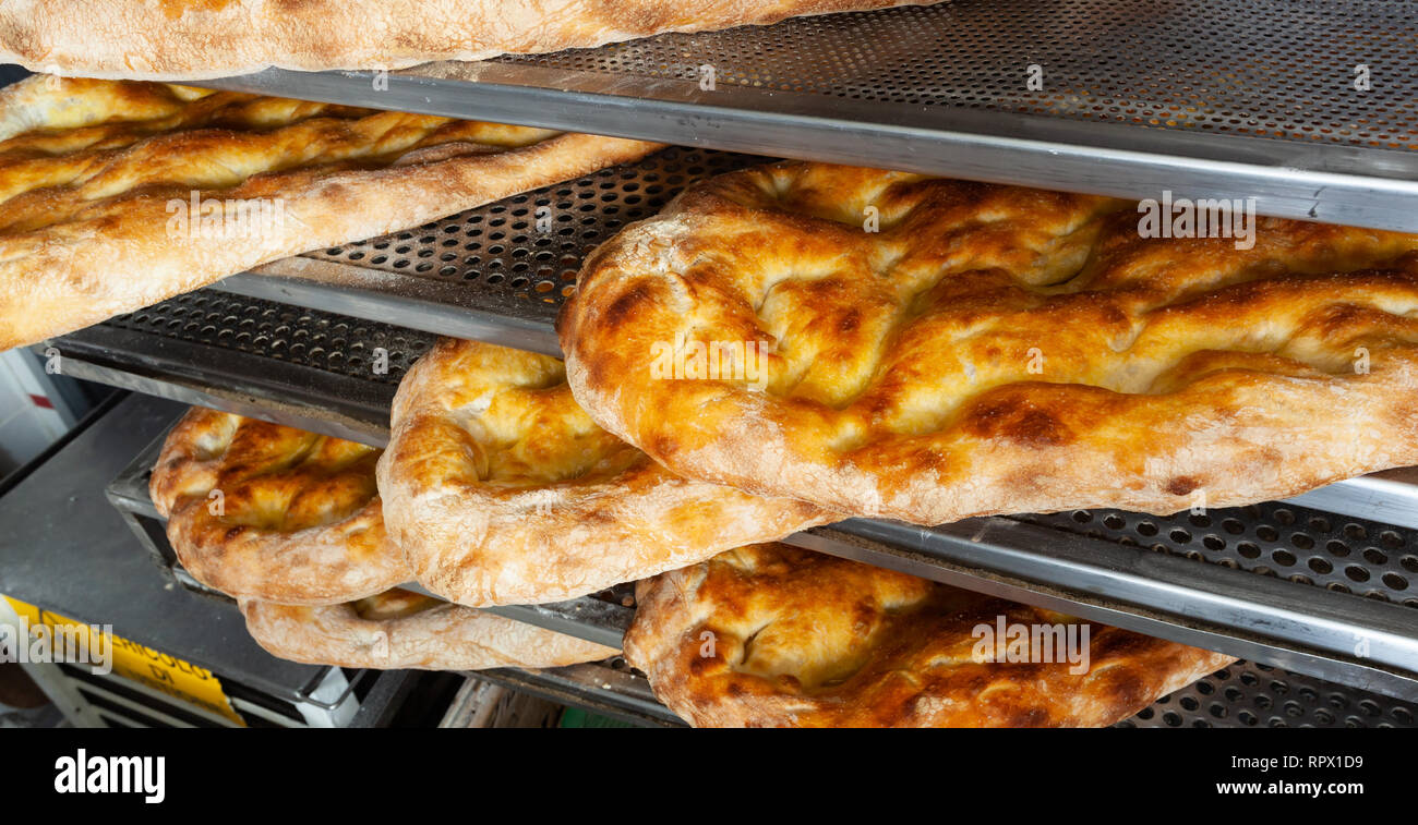 Schiacciata all'olio ist einer der Toskana top Bäckerei behandelt. Es ist eine Art von Fladenbrot mit Mehl, Wasser, Hefe, Salz und Olivenöl. Stockfoto