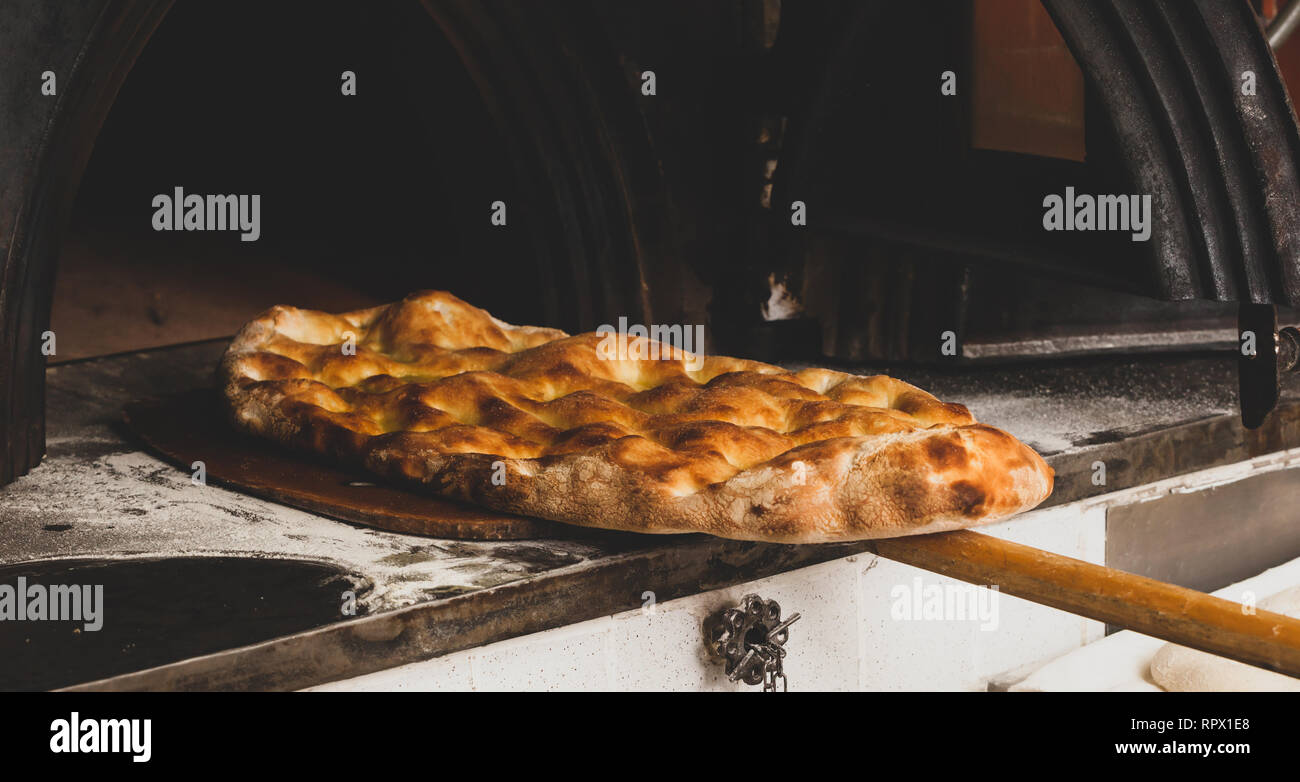 Schiacciata all'olio ist einer der Toskana top Bäckerei behandelt. Es ist eine Art von Fladenbrot mit Mehl, Wasser, Hefe, Salz und Olivenöl. Stockfoto