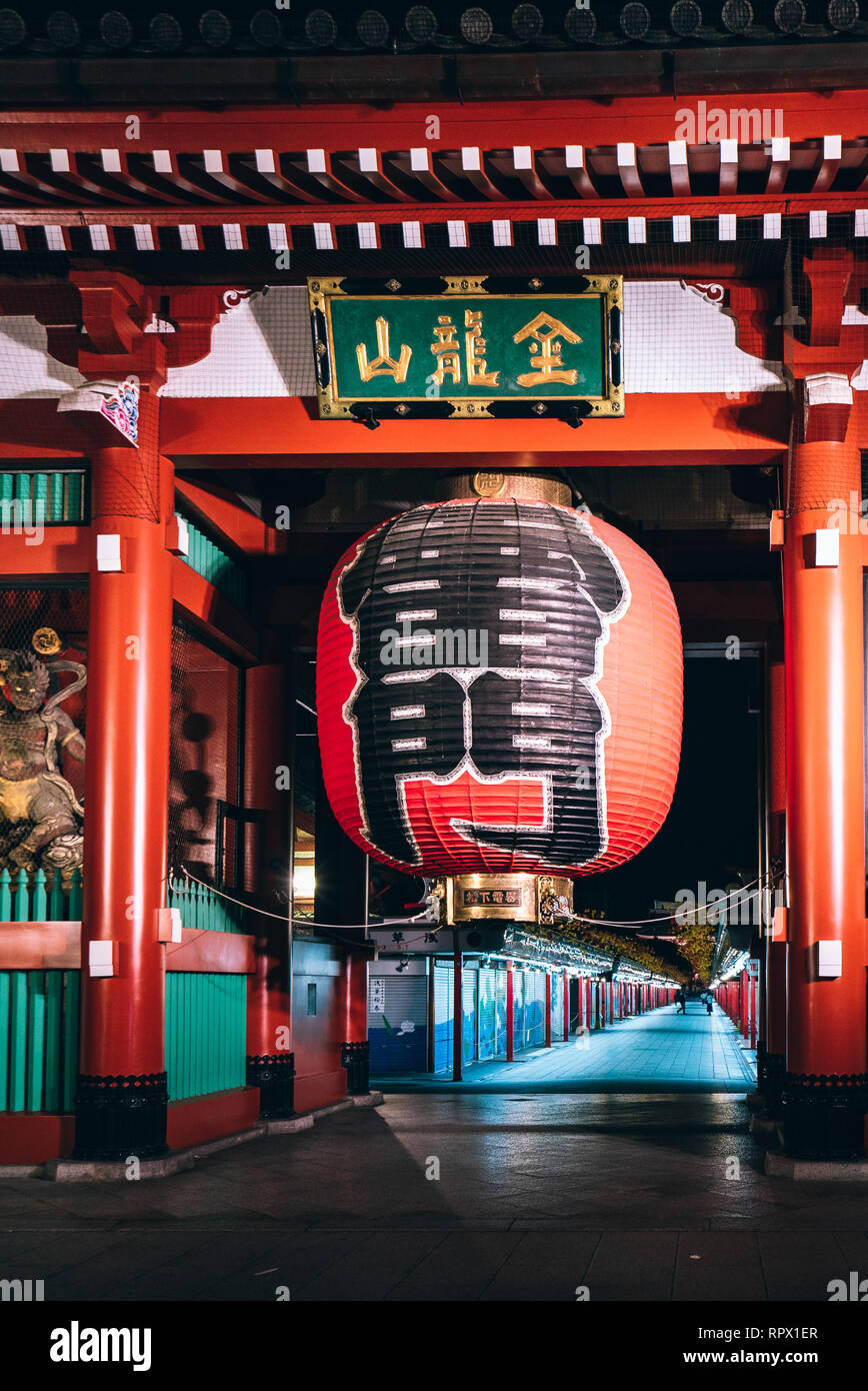 TOKYO, Japan - 18. November 2018: Asakusa Tempel in Tokio. Asakusa Viertel touristische Punkt Ziel, Japan, Asien. Asiatische historische Architektur. Sensoj Stockfoto