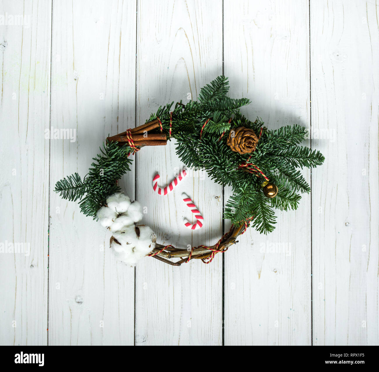 Weihnachten Kranz mit Süßigkeiten, auf den weißen Hintergrund Stockfoto