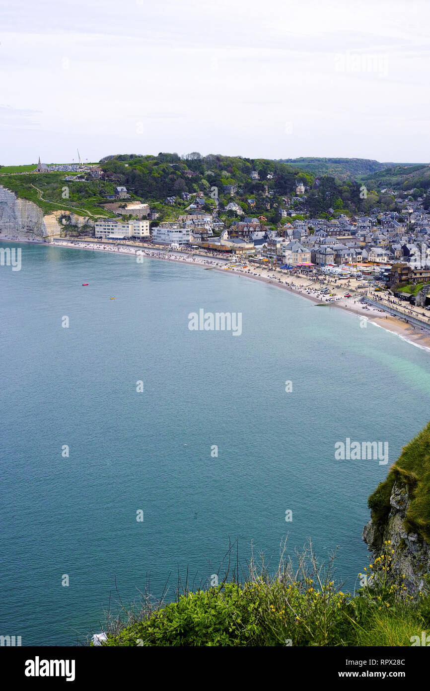 Landschaft mit malerischen alabaster Kreidefelsen von Etretat und Küste des Atlantischen Ozean, Reise und Urlaub in der Normandie, Frankreich Stockfoto