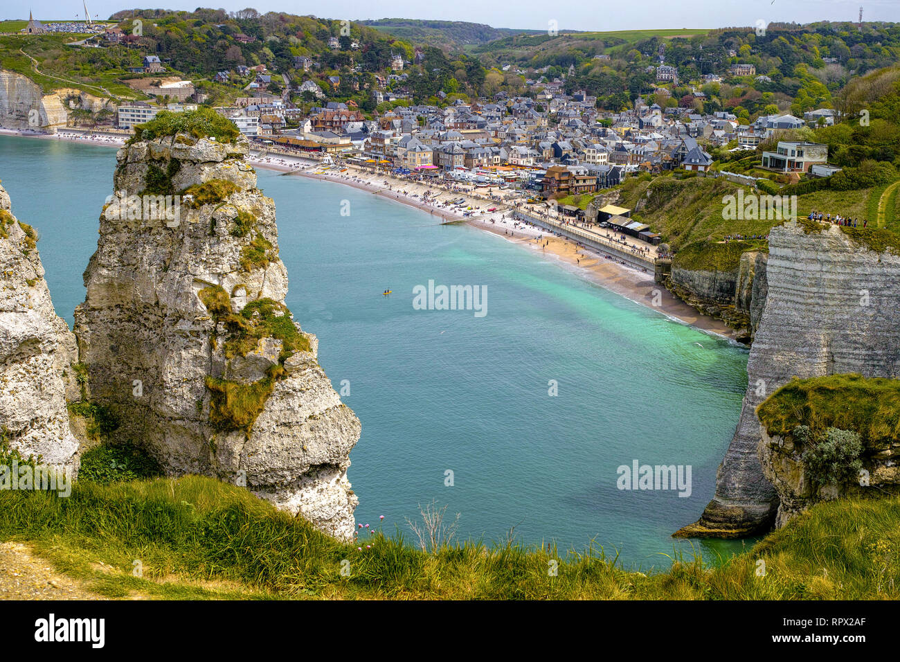 Landschaft mit malerischen alabaster Kreidefelsen von Etretat und Küste des Atlantischen Ozean, Reise und Urlaub in der Normandie, Frankreich Stockfoto
