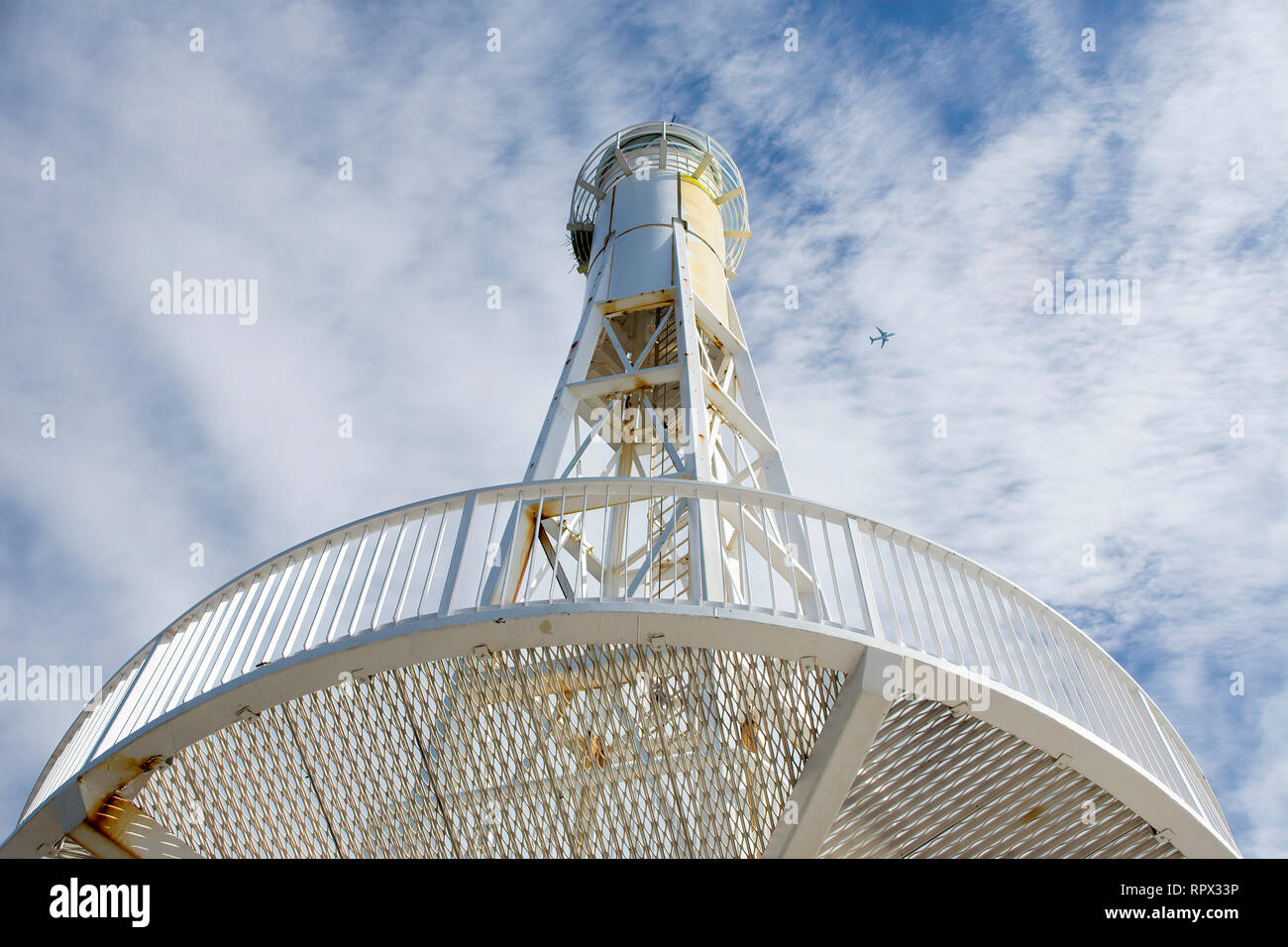 Flugzeuge über Hillarys Marina Leuchtturm, Perth, Western Australia, Australien fliegen Stockfoto
