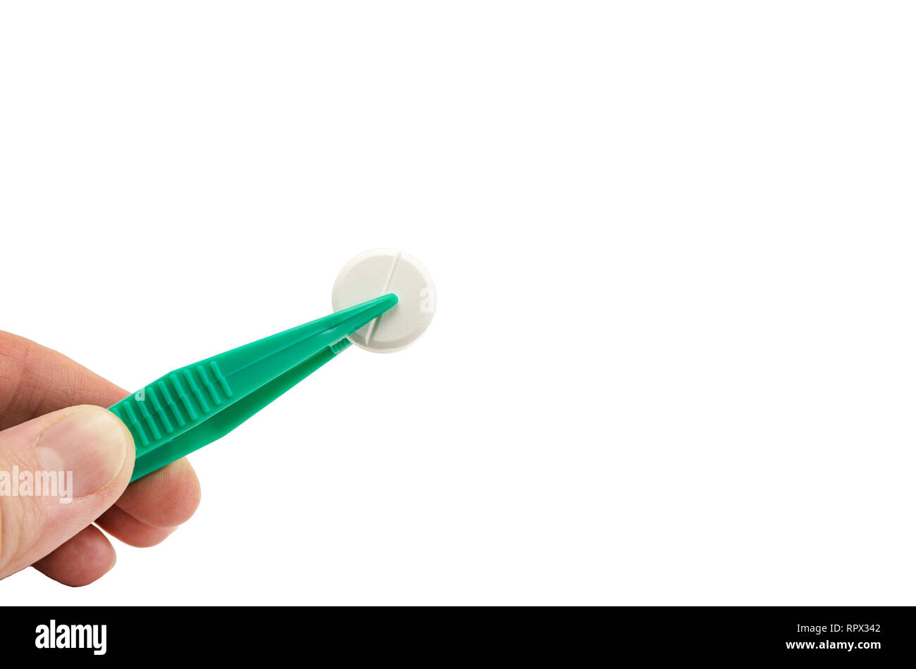 Grün Kunststoff Pinzette in der Hand halten Weiße, runde Tablette auf weißem Hintergrund Stockfoto