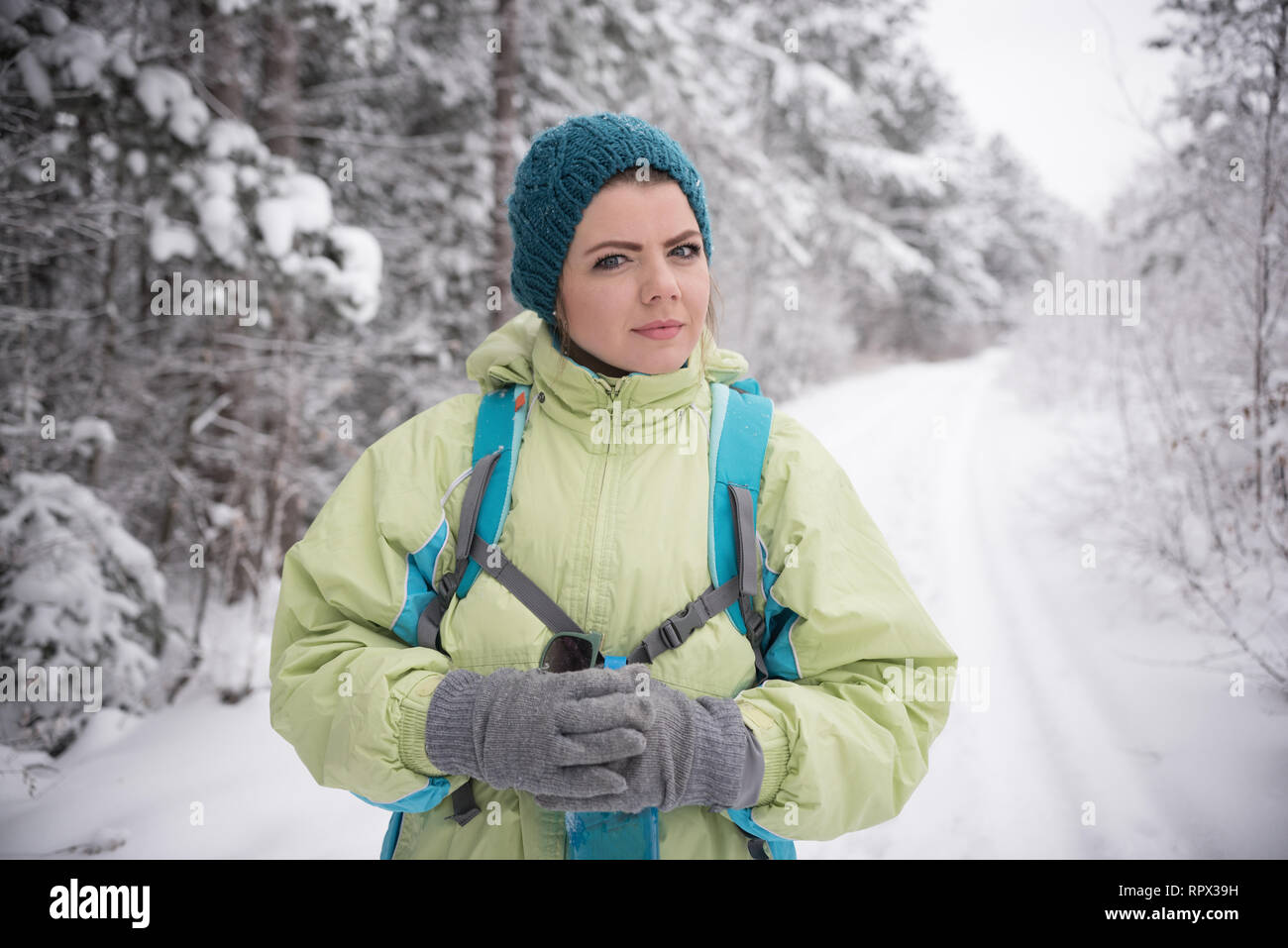 Frau wandern im Winter Wald, Bosnien und Herzegowina Stockfoto