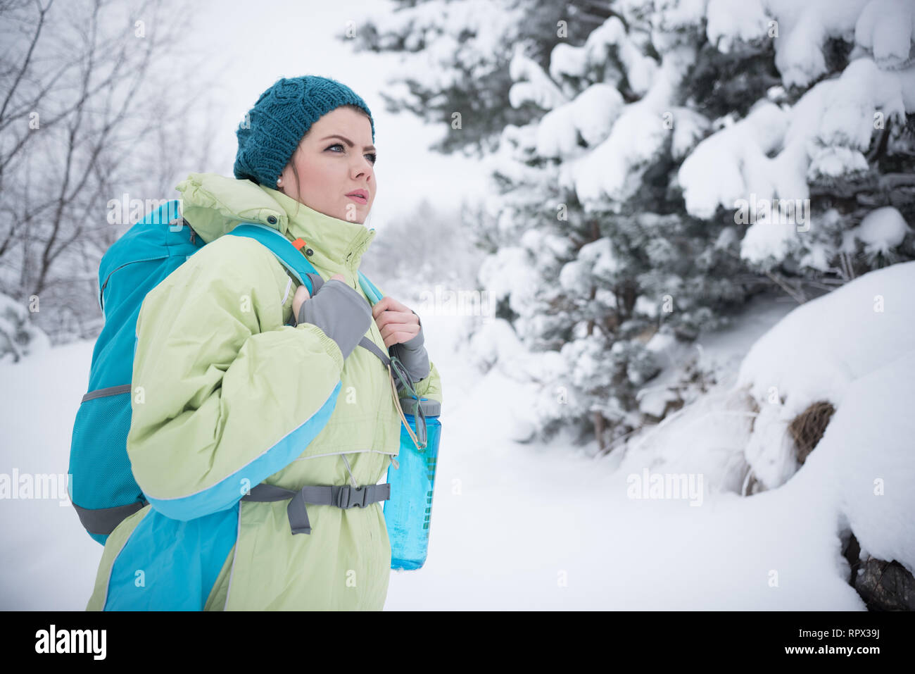 Frau wandern im Winter Wald, Bosnien und Herzegowina Stockfoto