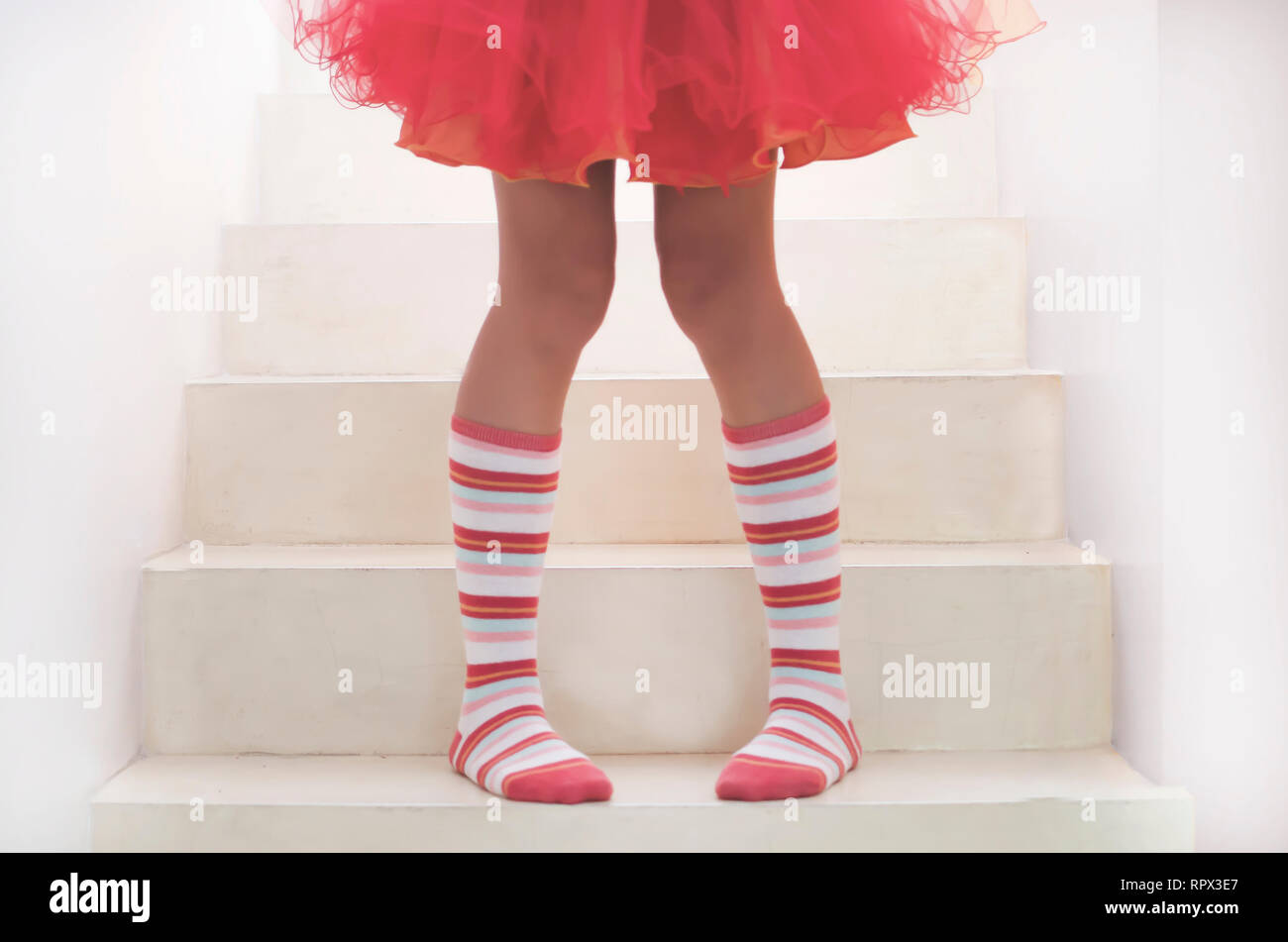 Mädchen stehen auf Treppe tragende Kniestrümpfe und ein tutu Stockfoto