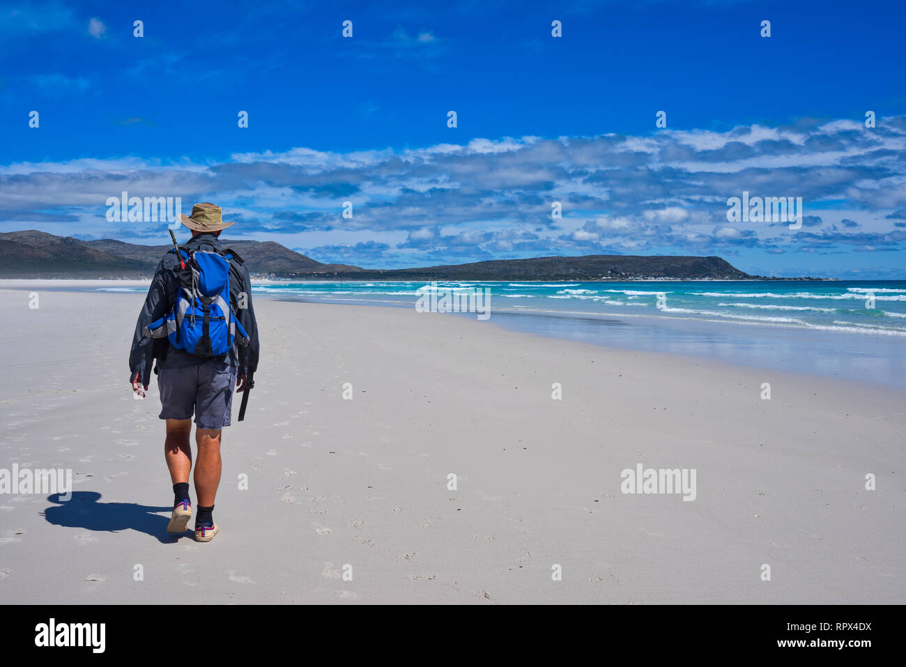 Menschen wandern entlang der Strand von Noordhoek, Kapstadt, Western Cape, Südafrika Stockfoto