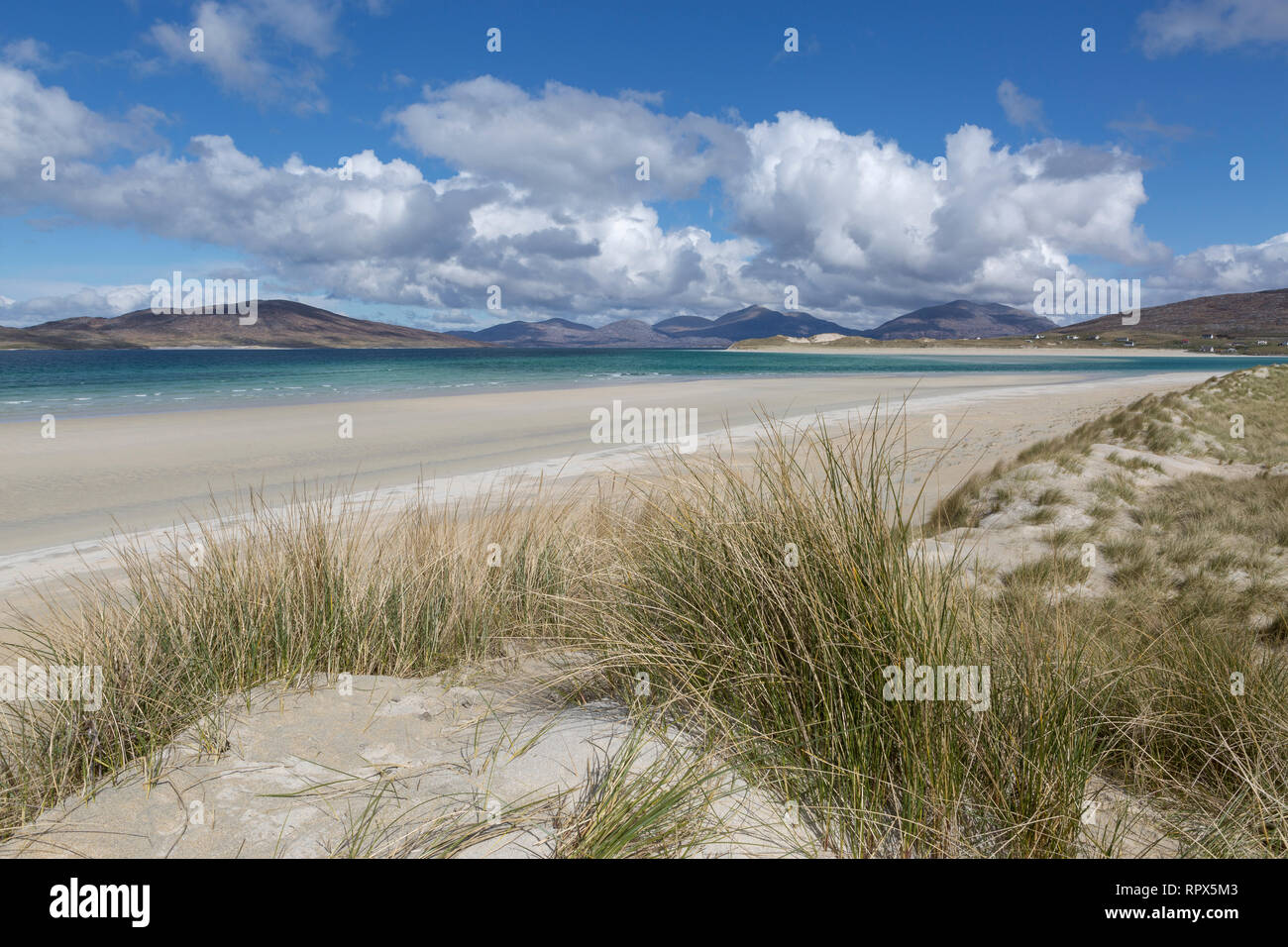 Auf der Suche nach Taransay und Luskentire aus den Dünen bei Seilebost, Isle of Harris, Äußere Hebriden, Schottland Stockfoto