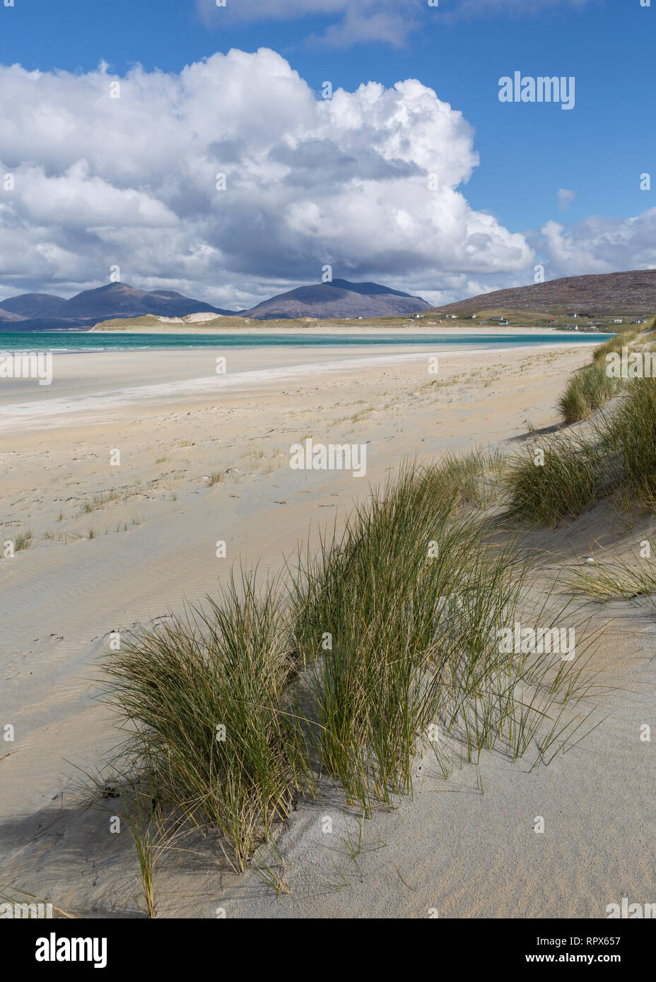 Auf der Suche nach Luskentire aus den Dünen bei Seilebost, Isle of Harris, Äußere Hebriden, Schottland Stockfoto