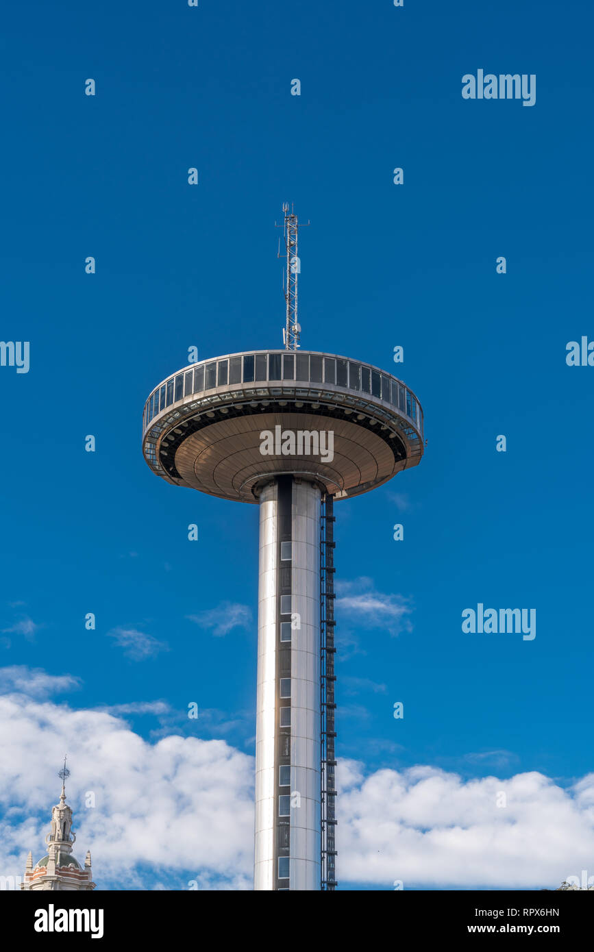 Madrid, Spanien - 20. Februar 2018: Faro de Moncloa (Moncloa Leuchtturm) Sendeturm und Aussichtsplattform mit blauem Himmel backgournd. Bei t entfernt Stockfoto