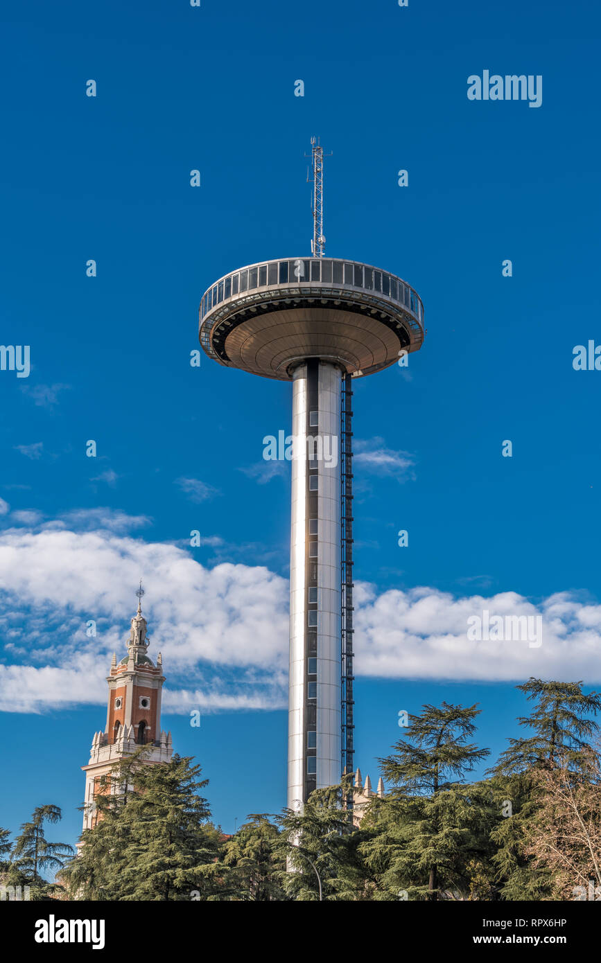 Madrid, Spanien - 20. Februar 2018: Faro de Moncloa (Moncloa Leuchtturm) Sendeturm und Aussichtsplattform mit blauem Himmel backgournd. Bei t entfernt Stockfoto