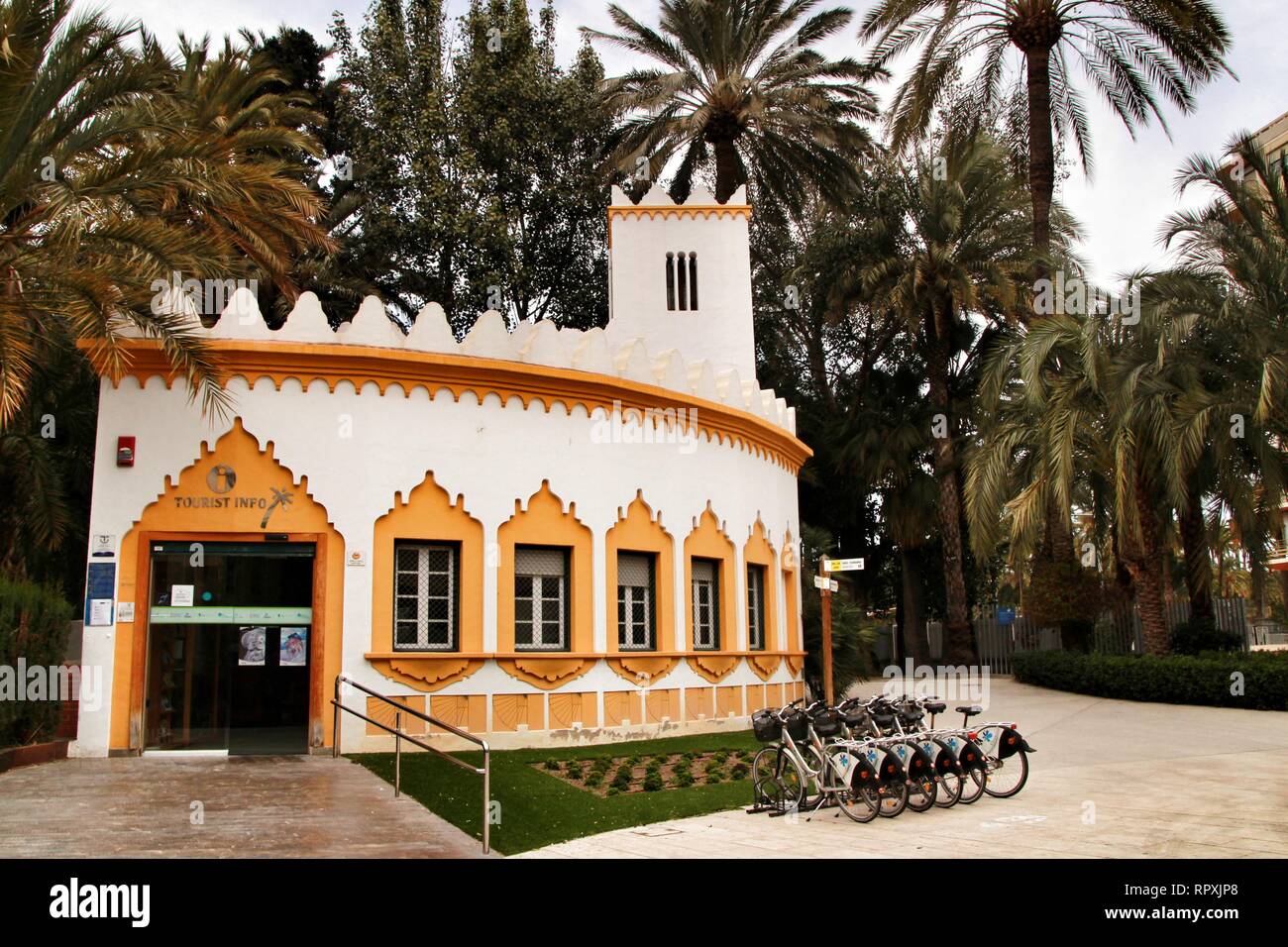 Elche, Alicante, Spanien - 19. Februar 2019: Fremdenverkehrsbüro von Palmen im Stadtpark von Elche umgeben, Provinz Alicante, Spanien Stockfoto