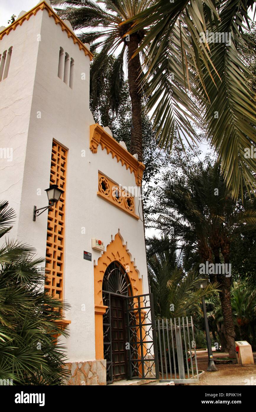 Elche, Alicante, Spanien - 19. Februar 2019: Fremdenverkehrsbüro von Palmen im Stadtpark von Elche umgeben, Provinz Alicante, Spanien Stockfoto