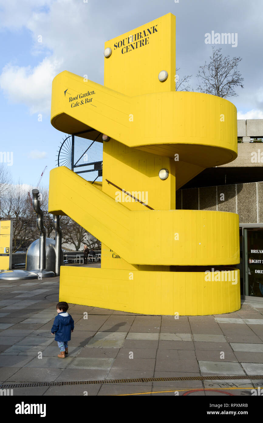 Ein kleiner Kauf, der durch die gelbe Treppe im Southbank Centre, Belvedere Road, Lambeth, London, SE1, England Vereinigtes Königreich, Stockfoto