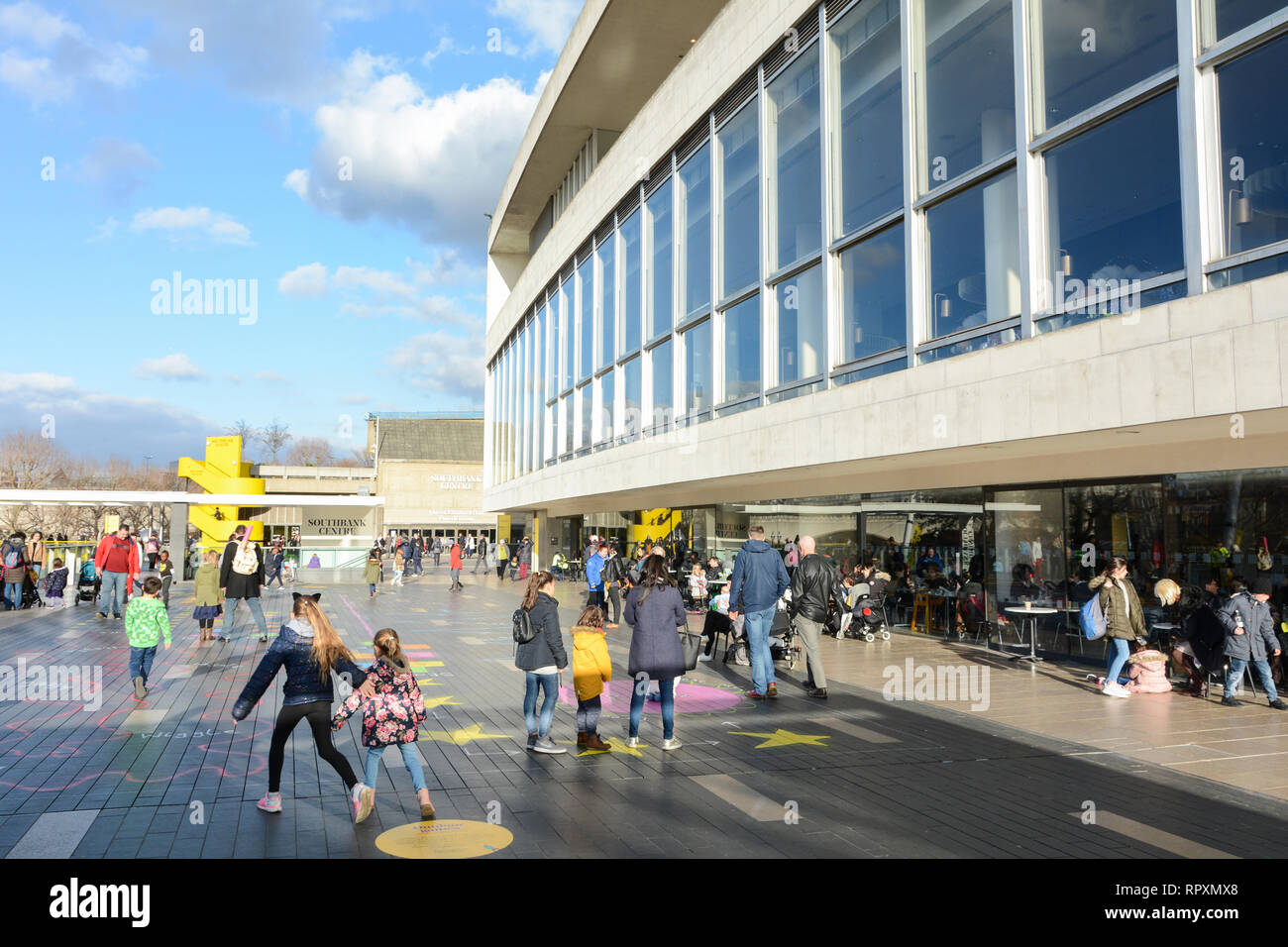 Kinder hopse Spielen außerhalb der Royal Festival Hall, Belvedere Road, Lambeth, London, SE1, VEREINIGTES KÖNIGREICH, Stockfoto