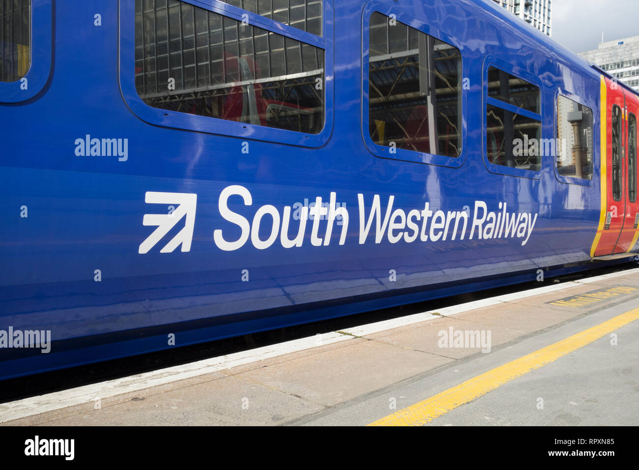 FirstGroup und der MTR Corporation South Western Railway Waggon und Lackierung Stockfoto