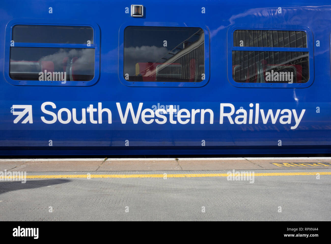 FirstGroup und der MTR Corporation South Western Railway Waggon und Lackierung Stockfoto