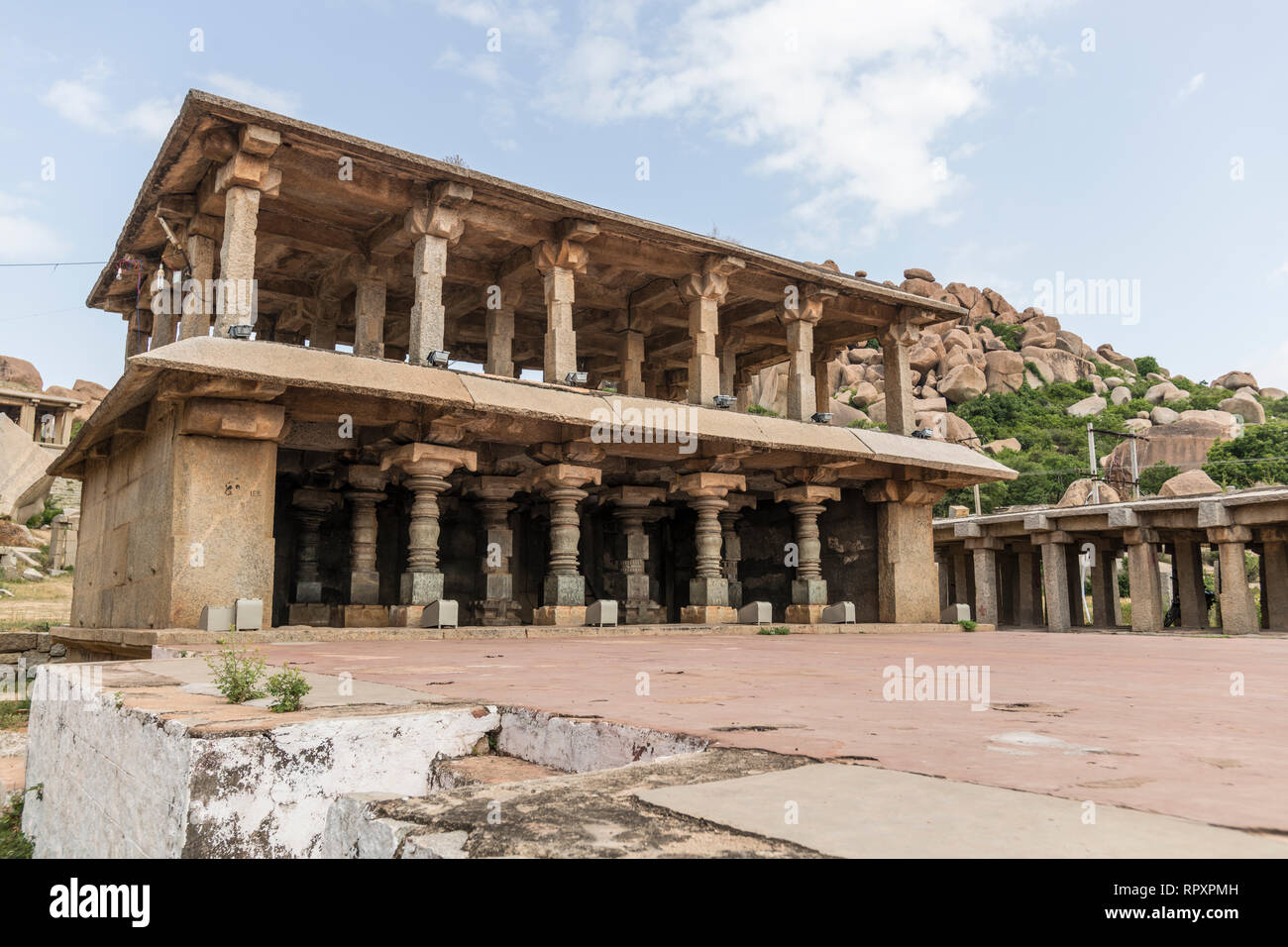 Das Market Pavillon gegenüberliegenden Shri Virupaksha Tempel in Hampi, Indien Stockfoto