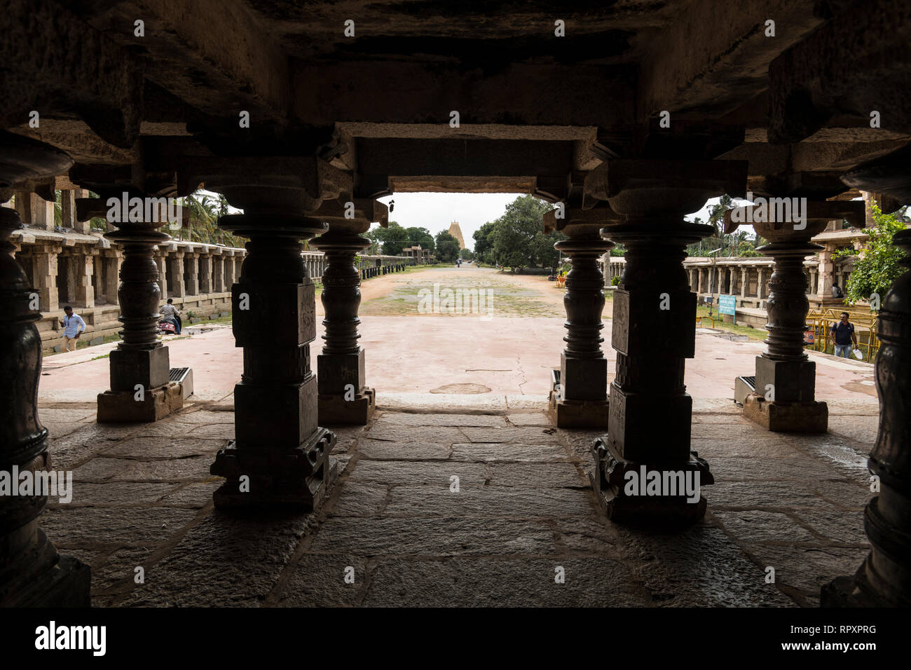 Das Market Pavillon gegenüberliegenden Shri Virupaksha Tempel in Hampi, Indien Stockfoto