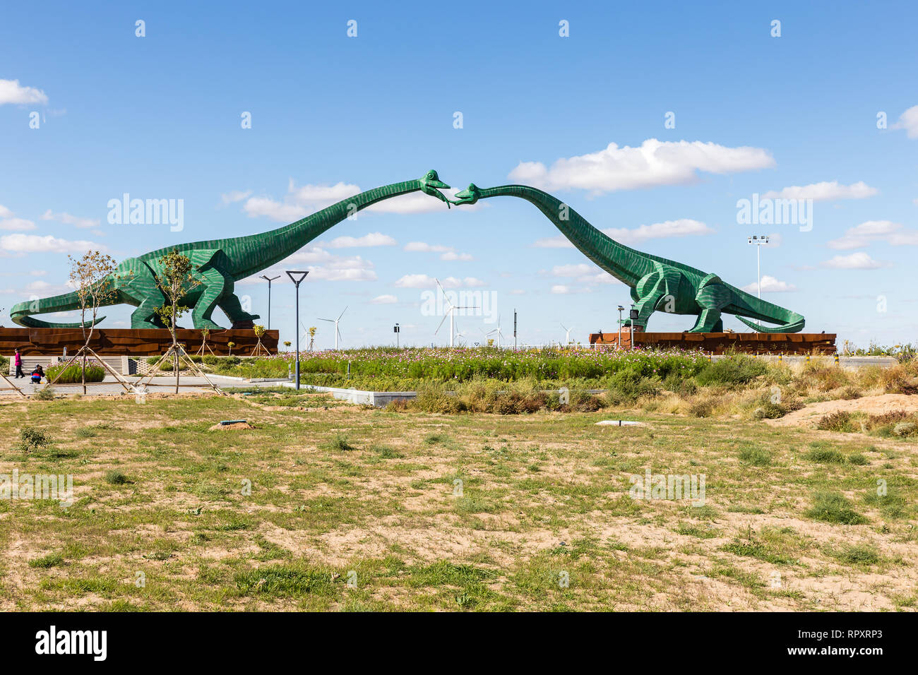 Erenhot, der Inneren Mongolei, China - 23. September 2018: Zwei grüne küssen Dinosaurier. Statuen von zwei Dinosaurier, die sich auf beiden Seiten der Straße in der Nähe der Stockfoto