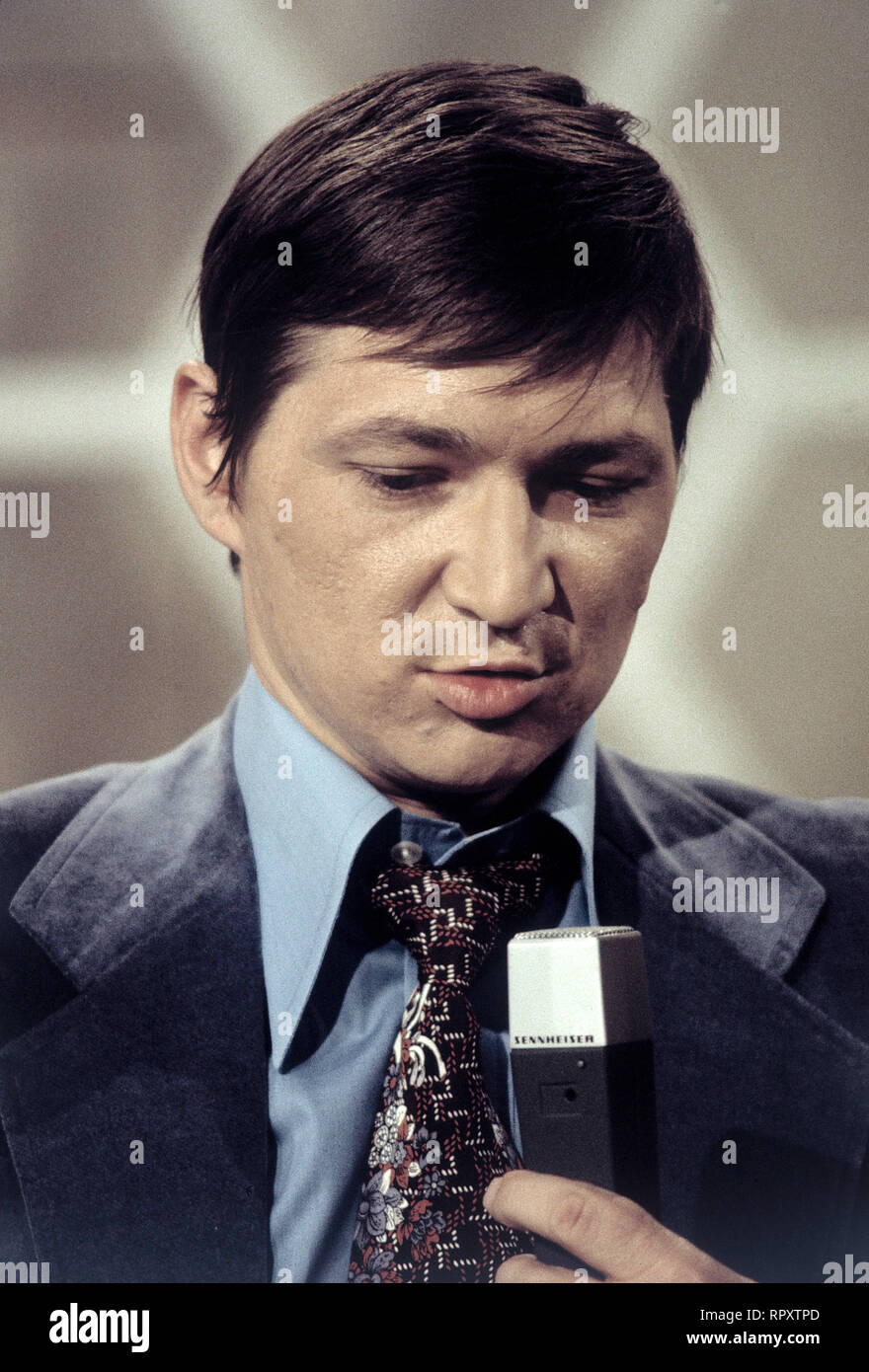 RAINER WERNER FASSBINDER junge Regisseur RAINER WERNER FASSBINDER als Rategast in der Quizsendung: 'Dalli Dalli', 1974. Stockfoto