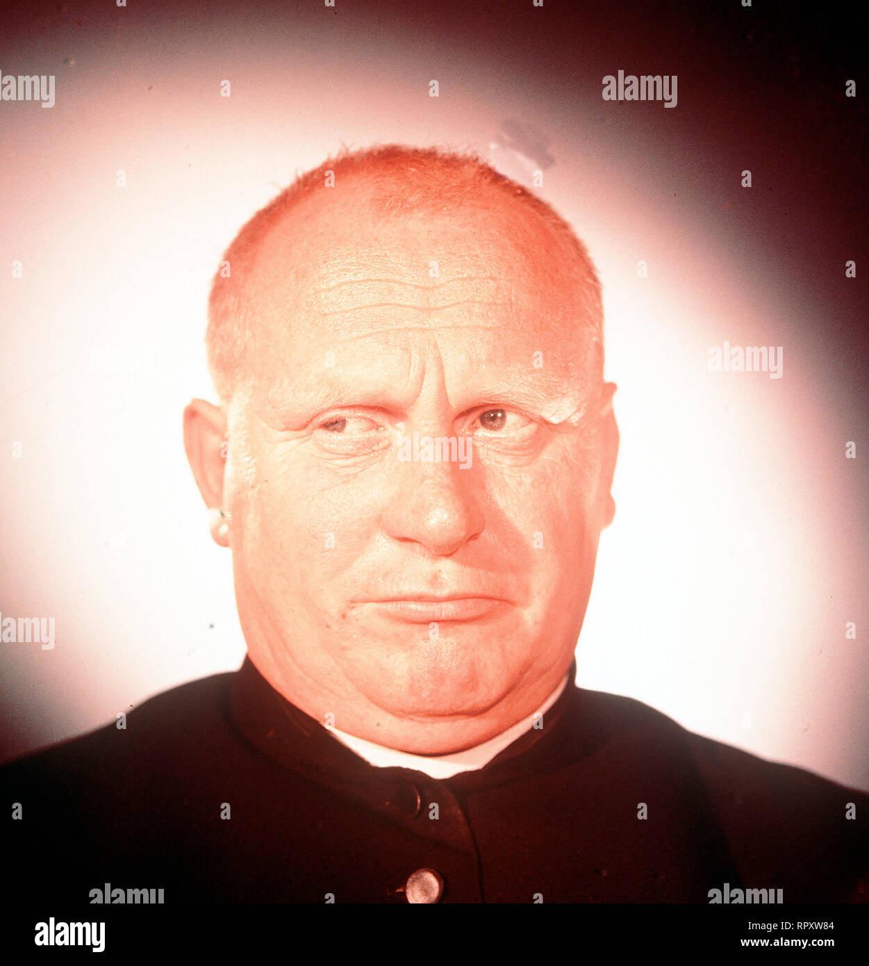 Der Gauner Und der Liebe Gott D 1960 - Axel von Ambesser Der Ganove Paul Wittkowski (GERT FRÖBE) ist Auf der Flucht Vor der Polizei in Die Soutane Eines Katholischen Priesters Geschlüpft... Regie: Axel von Ambesser Stockfoto