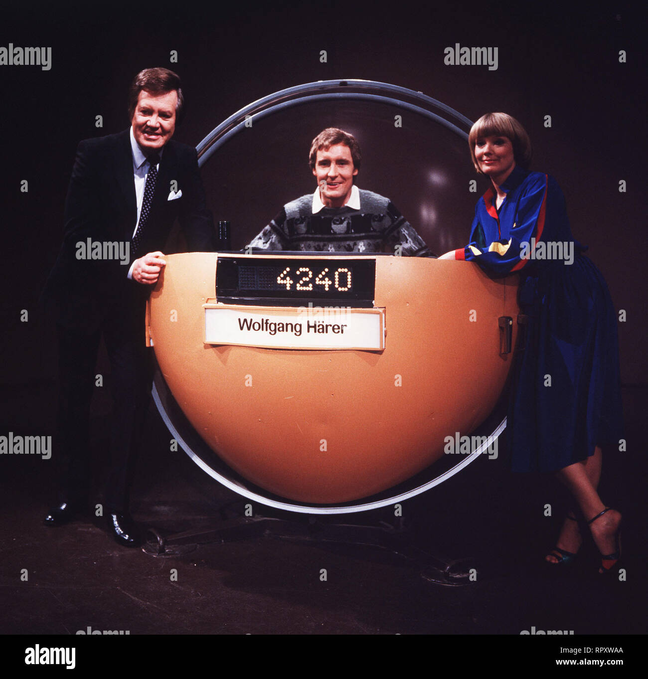 Der Grosse Preis Moderator Wim Thoelke, für Wolfgang Härer in der Kugel und Assistentin Beate