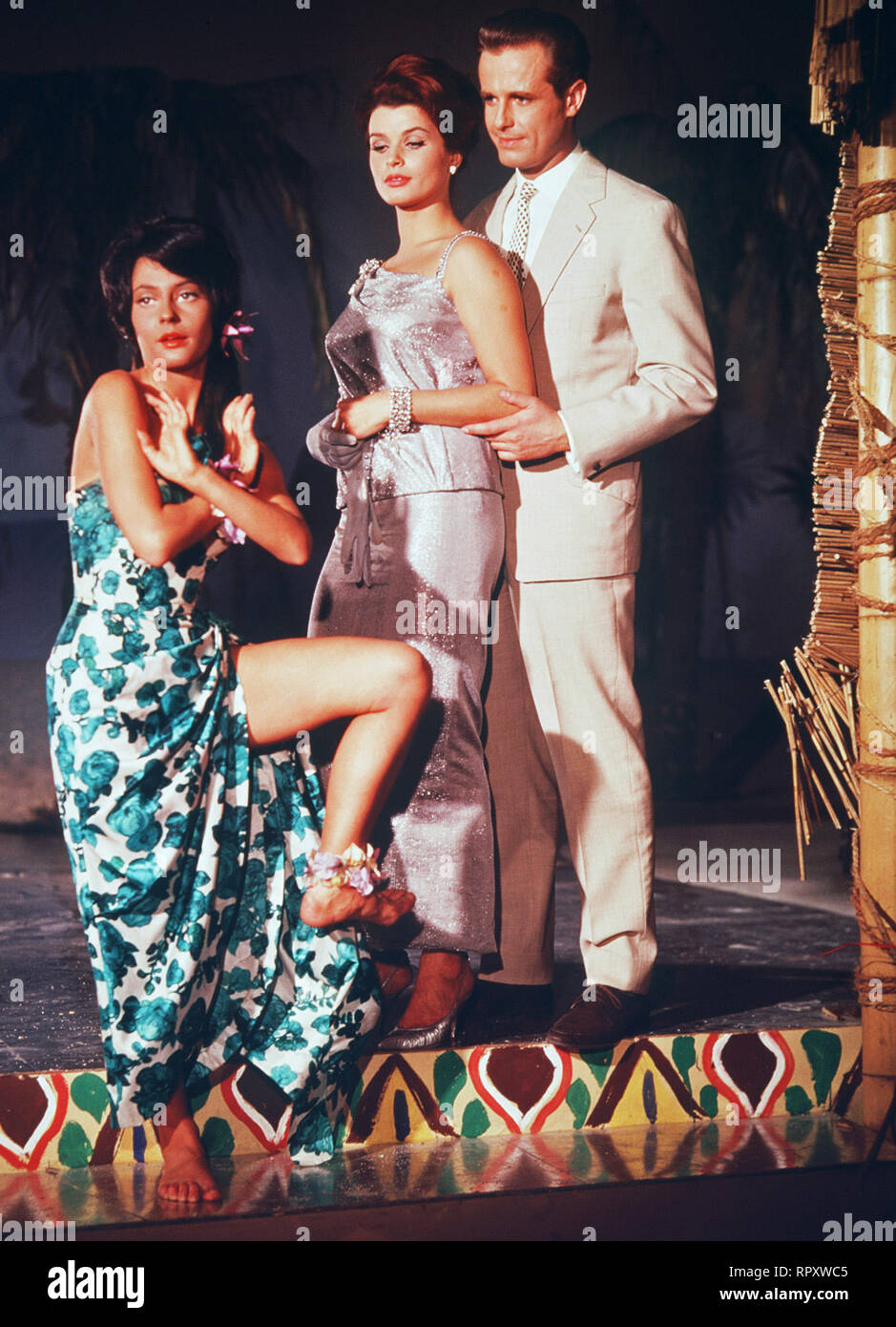 RAMONA D 1961 - Paul Martin Nach einigen Verzögerungen bekommt das Publikum doch noch sterben rassige Ramona (JUDITH DORNYS) zu sehen. Hier in einer Szene mit Senta Berger als Yvonne und Joachim Hansen als Steinberg. Stockfoto