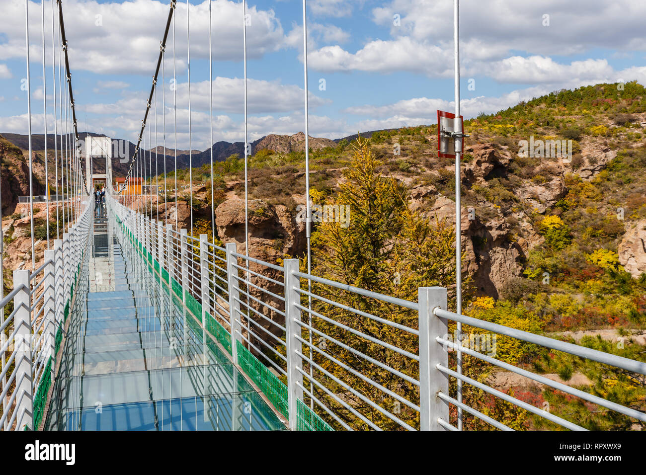 Glas Hängebrücke in den Bergen, China Stockfotografie - Alamy