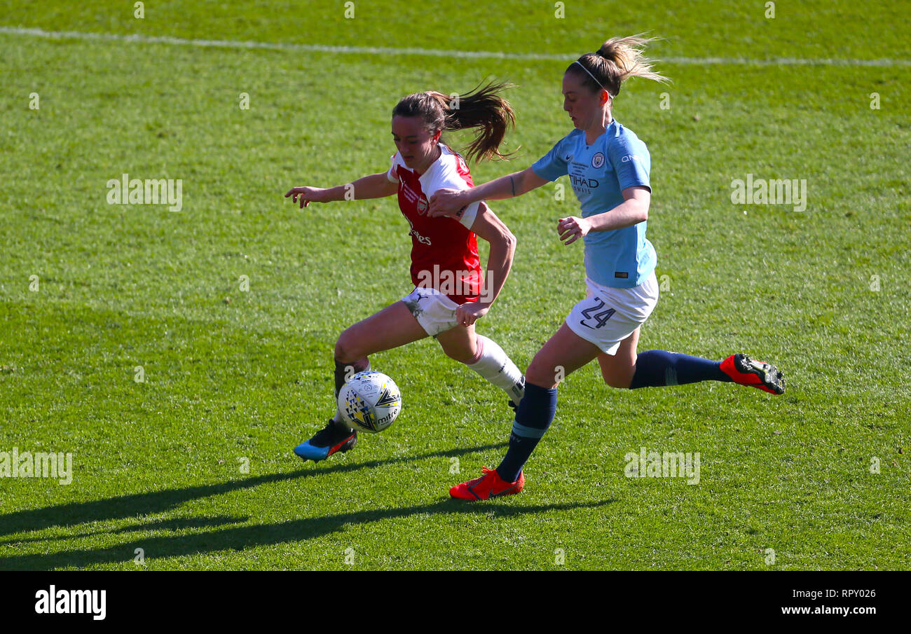 Von Arsenal Lisa Evans (links) und Manchester City Keira Walsh Kampf um den Ball während der FA Frauen Continental Cup Endrunde an der Bramall Lane, Sheffield. Stockfoto