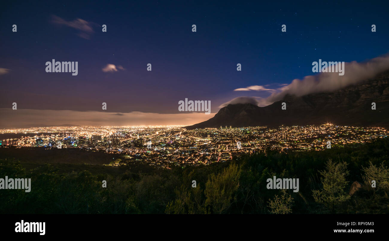 Kapstadt, Südafrika bei Nacht, Blick vom Signal Hill Stockfoto
