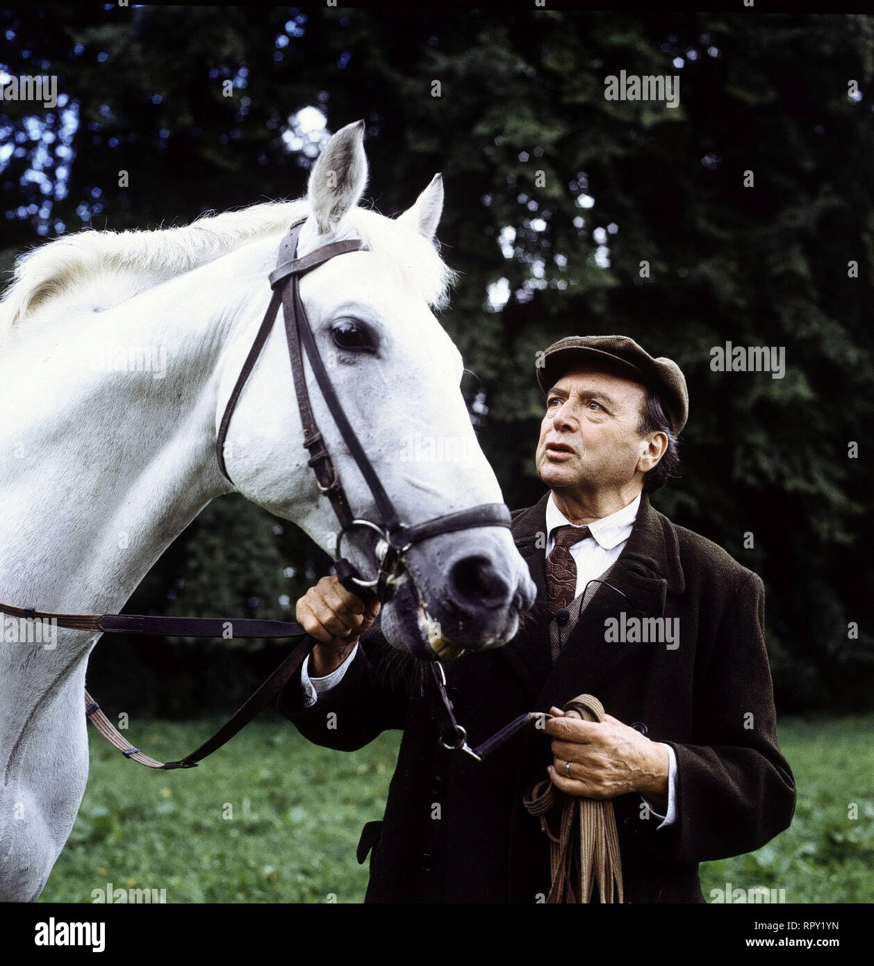 Sterben REISE / Nach dem Roman von Bernward Vesper Schweiz/BRD 1985 / Markus Imhoof Der Film erzählt zwei Geschichten. Die Liebe sterben, als Rahmenhandlung schildert die Flucht eines jungen Vaters mit seinem fünfjährigen Sohn aus dem Terrorismus heraus. Die zweite ist die Kindheits- und Entwicklungsgeschichte dieses Vaters, der aus der Opposition zu seinem Vater, einem berühmten Nazi-Dichter, in der Terroristenszene gerät... Bild: WILL QUADFLIEG als nazi-vater Voss 34654/Überschrift: DIE REISE/Schweiz/BRD 1985 Stockfoto