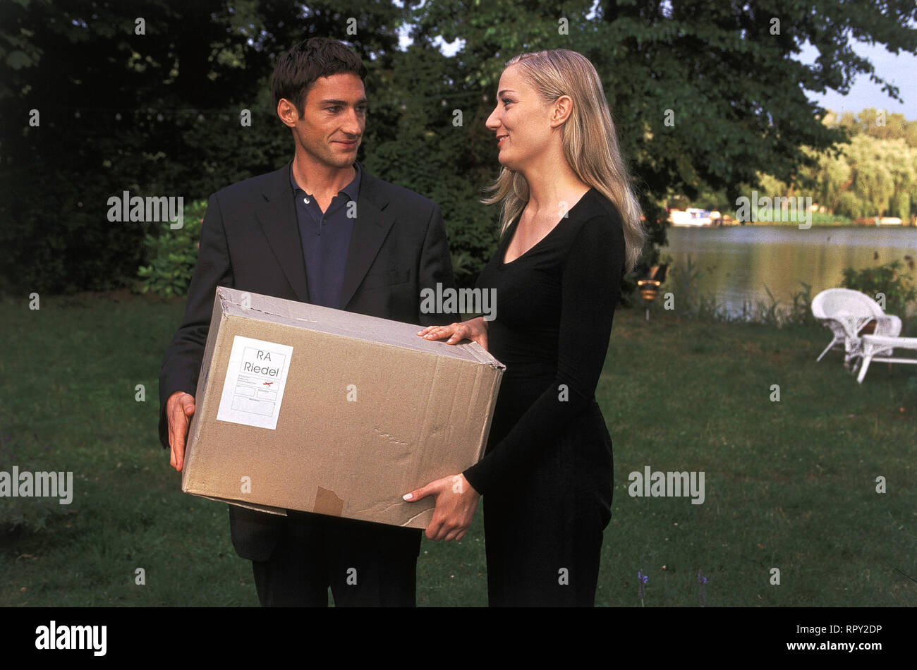 VIKTOR - DER SCHUTZENGEL/Pilotfilm Deutschland 2000/Michael Keusch / einems Mordanschlag kehrt Victor Petri als Schutzengel auf die Erde zurück. Szene: Maria (Janine Kunze) is also Lars Riedel (BENJAMIN SADLER) nach dem Tod Victors dessen Unterlagen. Er gibt vor, sich um Sieger Nachlass zu kümmern - und vertuscht eigene Machenschaften. V/Überschrift: Viktor - DER SCHUTZENGEL/Deutschland 2000 Stockfoto