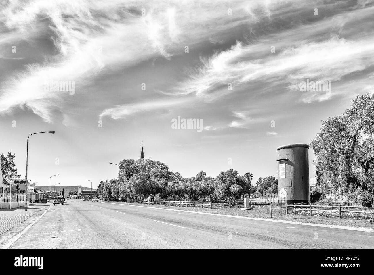 CALVINIA, SÜDAFRIKA, 30. AUGUST 2018: eine Straßenszene in Calvinia in der Northern Cape Provinz. Der 6 m hohe Blüte Briefkasten, ursprünglich ein Wassertank Stockfoto