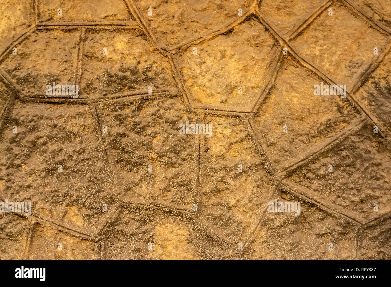Polygonale grobe braun und ocker Zement Wand Textur Hintergrund Stockfoto