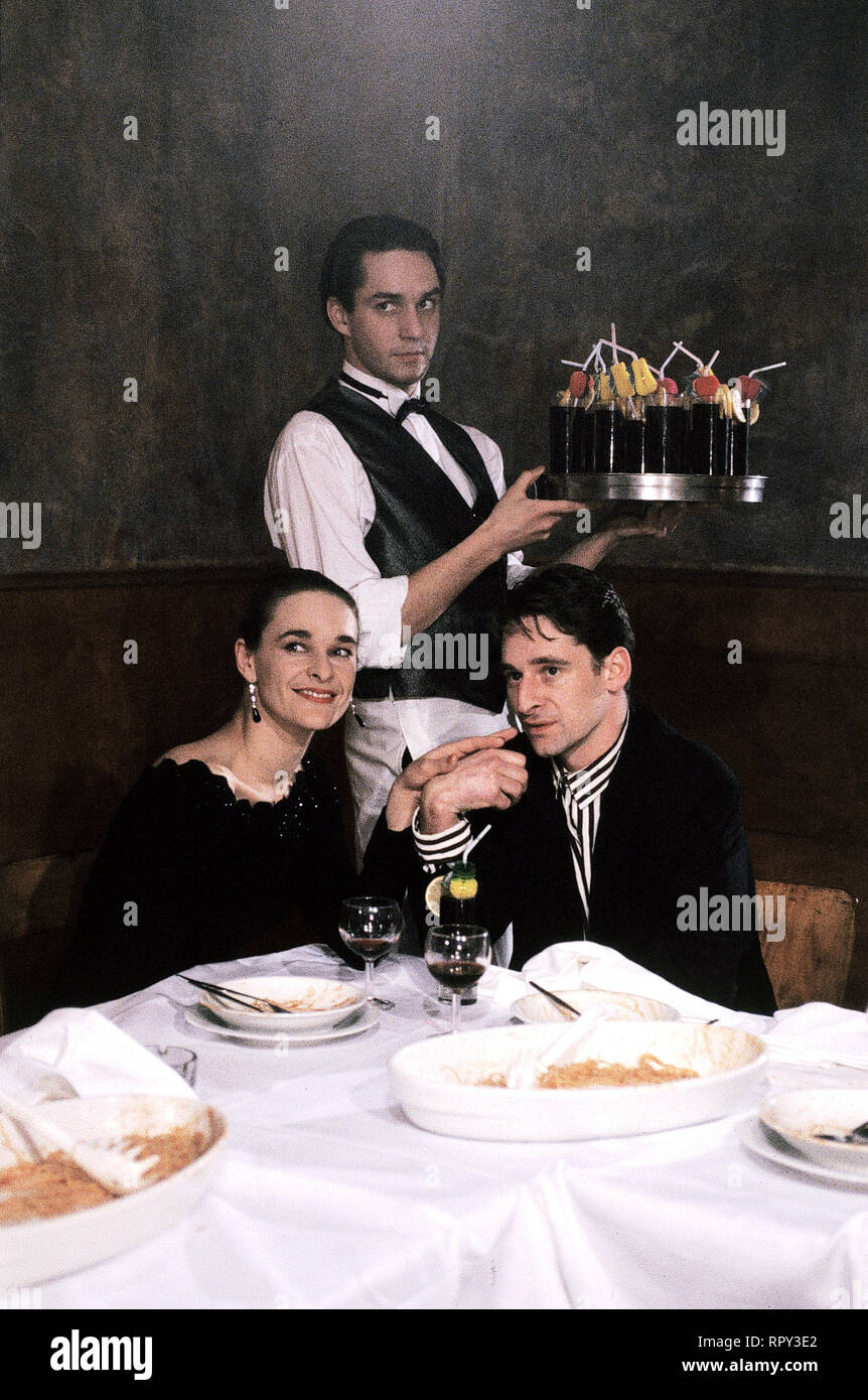 MOCCA FÜR DEN TIGER/Deutschland 1991/Thomas Nennstiel Sterben lebenslustige Laura (CRESZENZIA DÜNßER) trifft den introvertierten Paul (MAX TIDOF) in einem Restaurant. Beide sind hat, doch der Konflikt ist schon vorprogrammiert. Den Teil des Kellners hat ein Komparse. 35884/Überschrift: MOCCA FÜR DEN TIGER/Deutschland 1991 Stockfoto