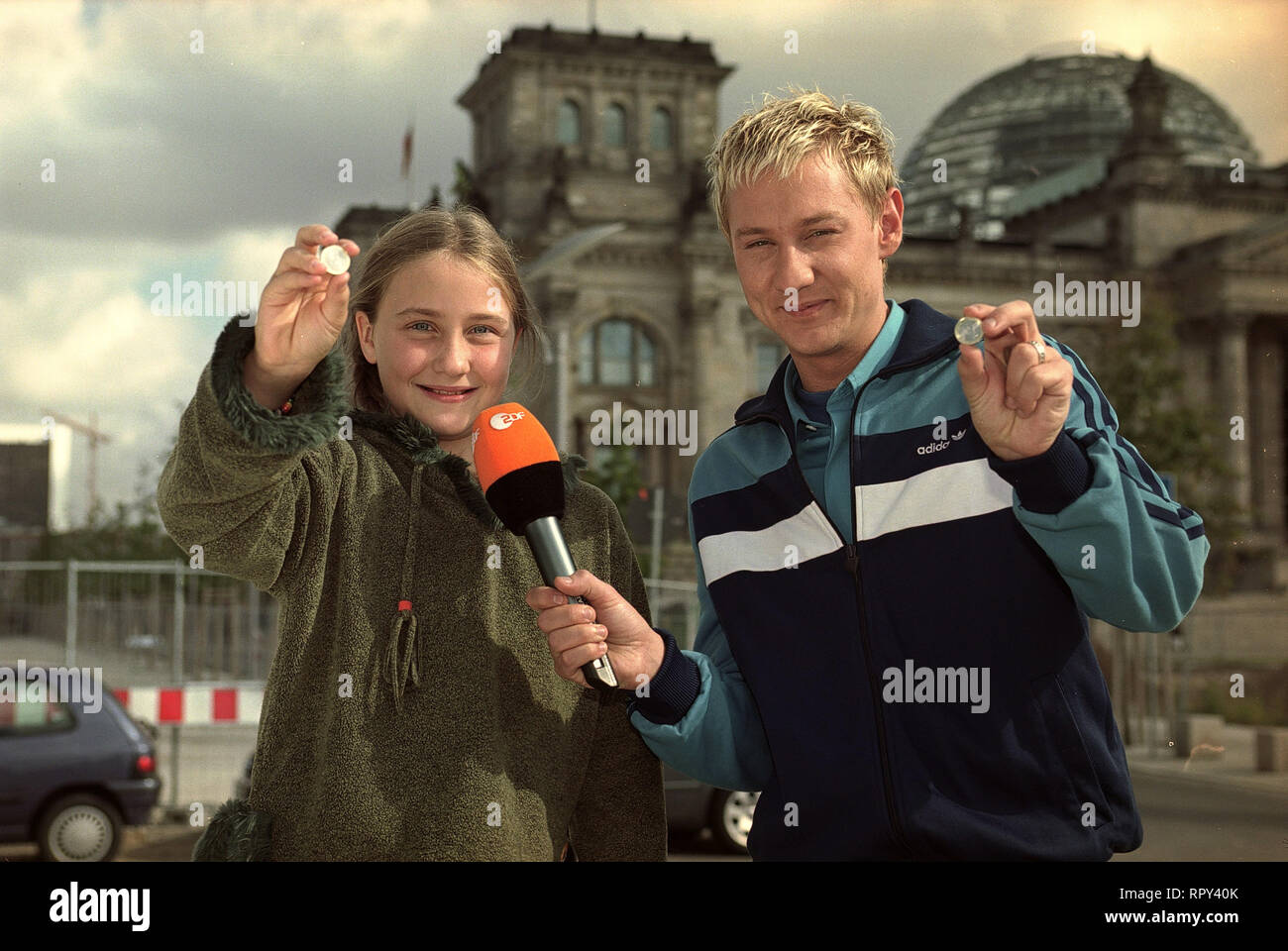 DER EURO UND DIE EUROKIDS/Wie sehen die neuen Geldscheine aus? Available ein Wappentier drauf und war eigentlich bekommt man für 1 Euro? Die neue Währung wirft eine Menge Fragen auf - nicht nur bei Erwachsenen, sondern auch bei Kindern. Die neue ZDF tivi Dokumentationsreihe 'Die Eurokids" liefert die Antworten. Bild: Logo-Moderator ALEXANDER KORN spricht mit dem 10-jährigen Berliner Mädchen EMI BÖHM darüber, wie sie die Einführung des Euro erlebt. V/Überschrift: DER EURO UND DIE EUROKIDS Stockfoto