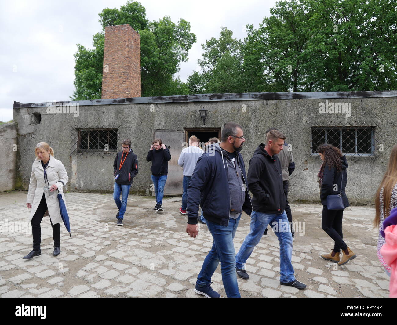 Polen - Auschwitz Berkenau Konzentrationslager. Gaskammer. Touristen kommen aus der Gaskammer. Stockfoto