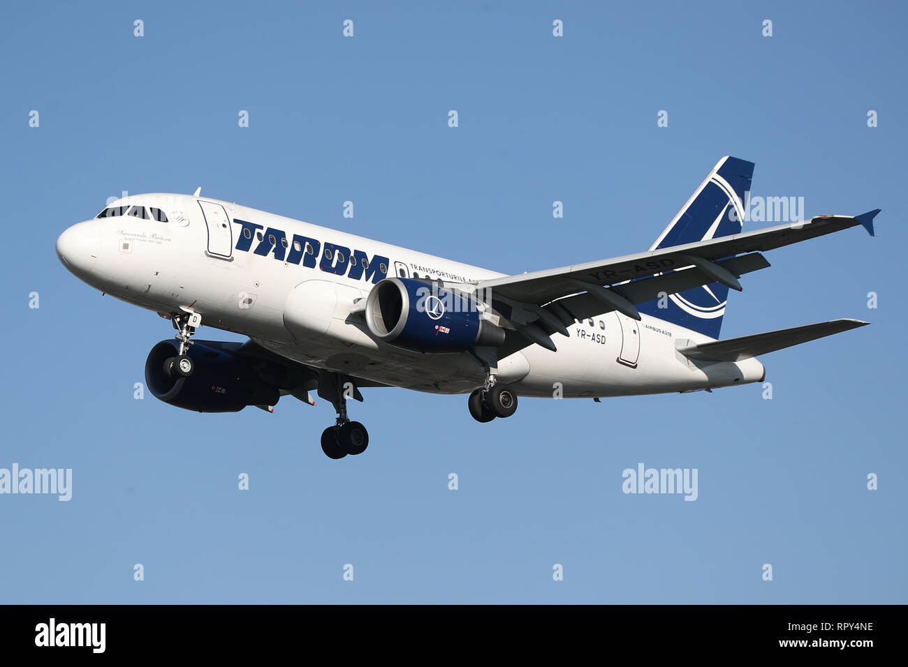 Die rumänische Tarom Airbus A318 YR-ASD Landung in London Heathrow Flughafen, Großbritannien Stockfoto