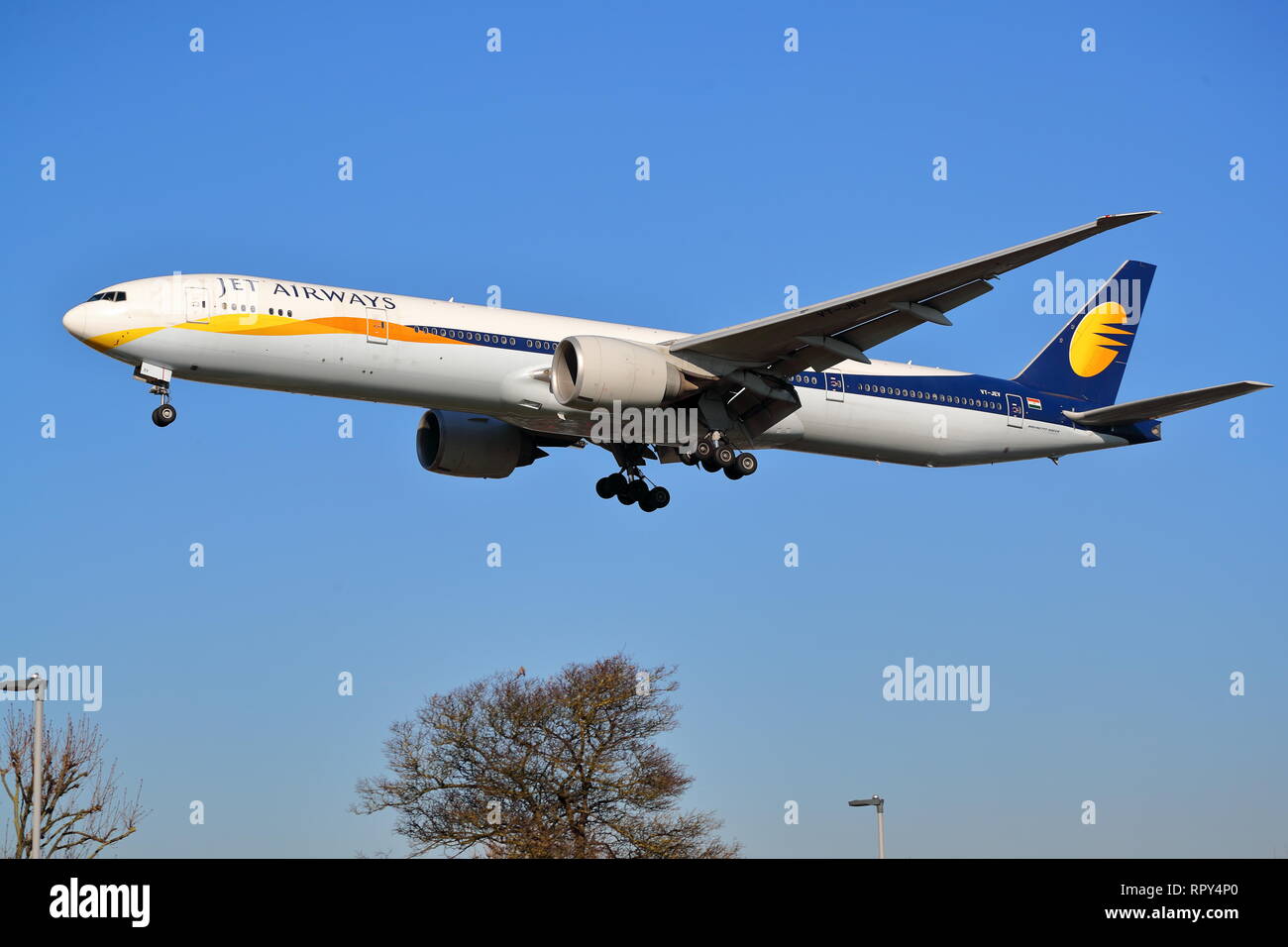 Jet Airways Boeing 777 VT - JEV Landung in London Heathrow Flughafen, Großbritannien Stockfoto