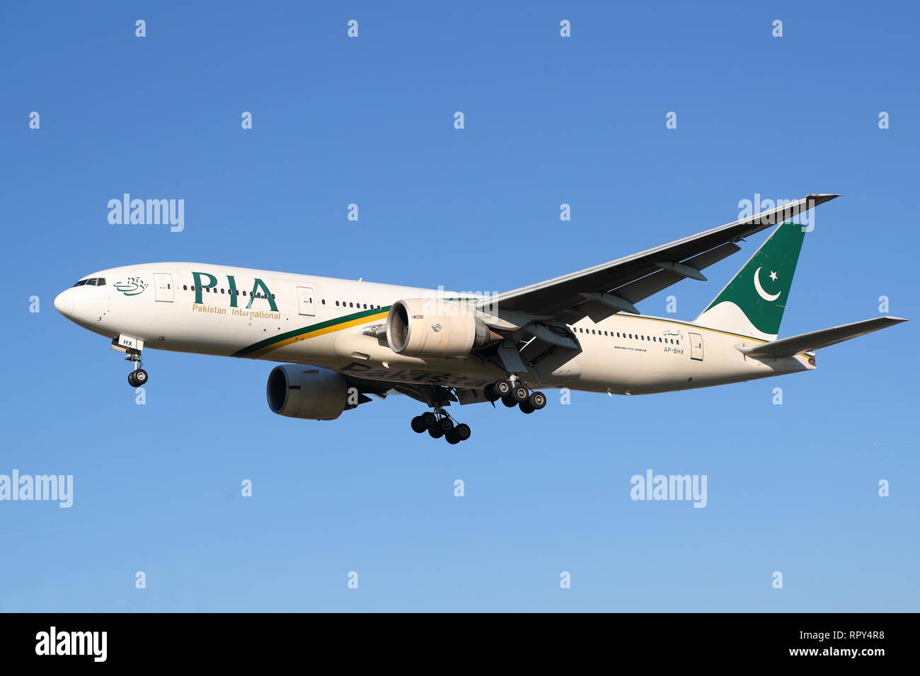 Pakistan International Airlines Boeing 777 AP-BHX Landung in London Heathrow Flughafen, Großbritannien Stockfoto
