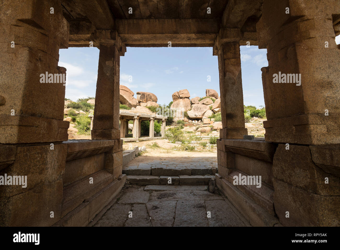 Eine typische Eingang zu einem Tempel oder solche mit einem von Säulen getragenen Dach unten Besucher zu kühlen. Stockfoto
