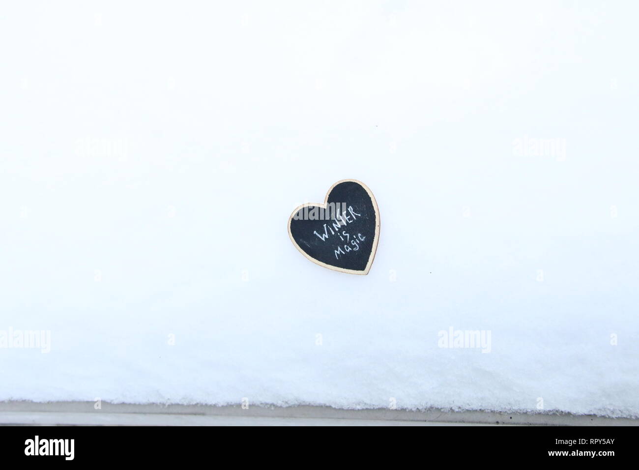 Winter ist Magic Idee. Herz mit einer Inschrift im Schnee. Stockfoto