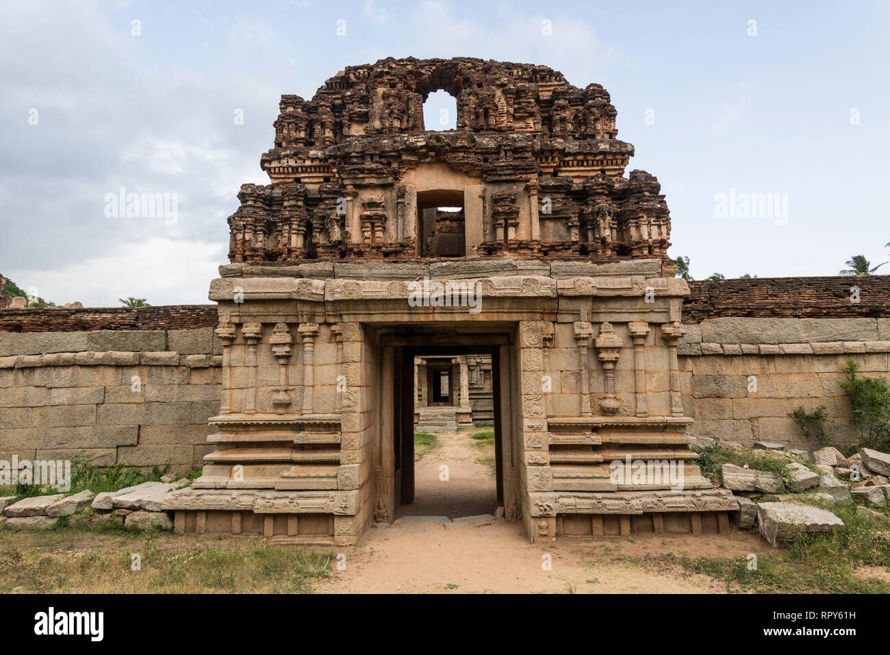 Der Eingang zum achyuta Deva Raya Tempel in Hampi, Karnataka, Indien Stockfoto