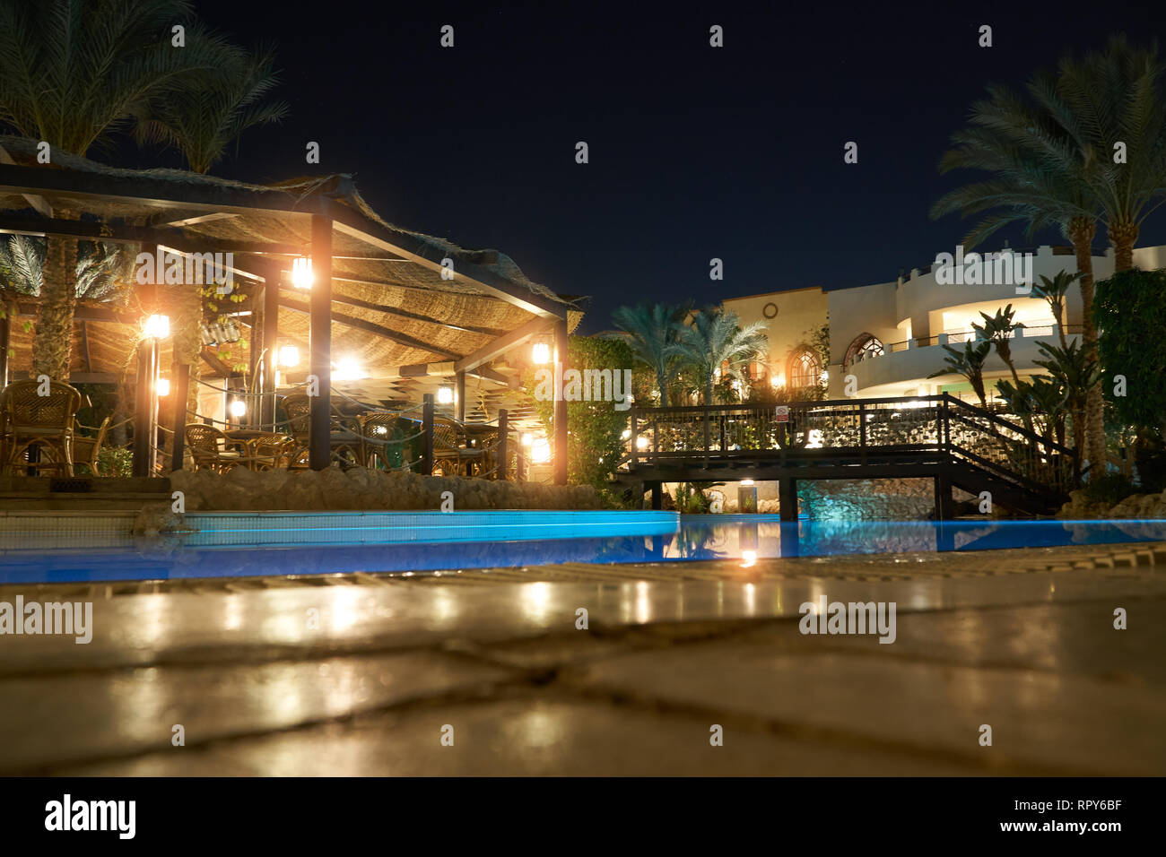 Sharm El Sheikh, Ägypten - Februar 9, 2019: Nacht 5-Sterne Grand Hotel mit Palmen und Swimmingpool auf der Terrasse entlang der Küste Stockfoto