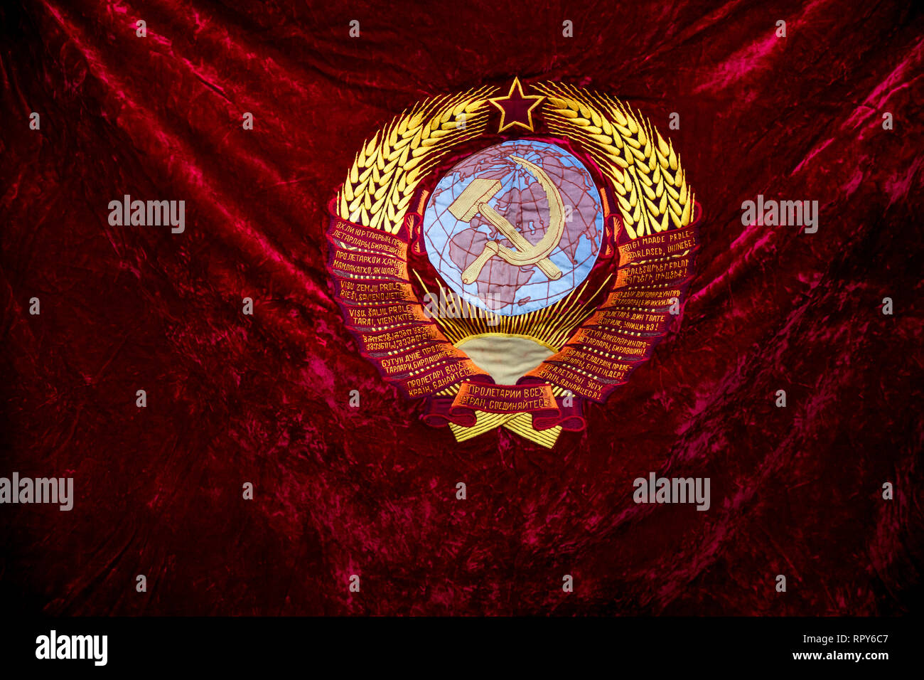 Nahaufnahme der Roten Fahne bestickt mit dem Emblem der Union der Sozialistischen Sowjetrepubliken Stockfoto