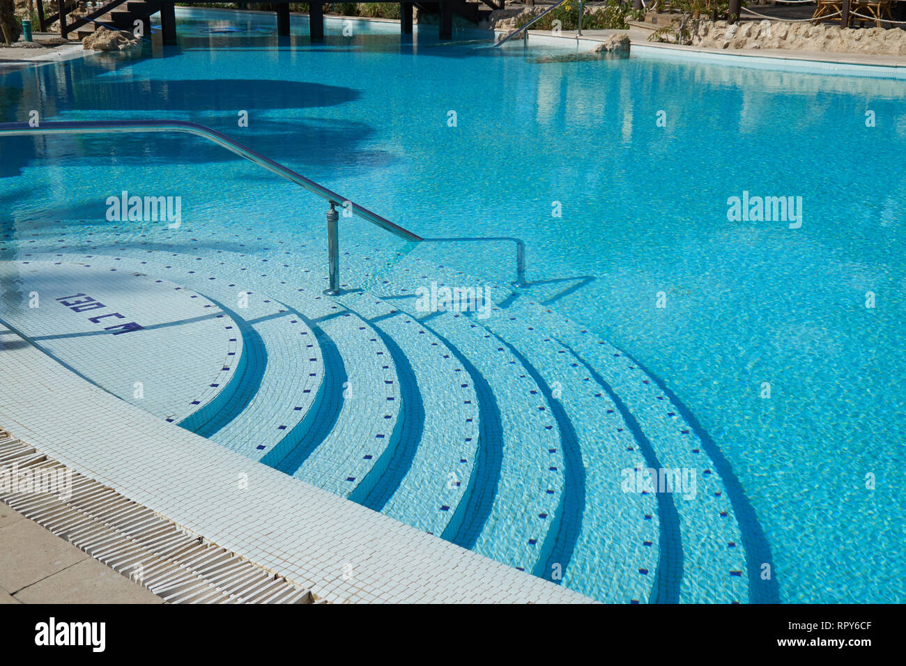 Sommer schönen luxuriösen Außenpool im Hotel mit Stufen und Geländer Stockfoto Sommer schönen luxuriösen Außenpool im Hotel mit Stufen und Geländer Stockfoto