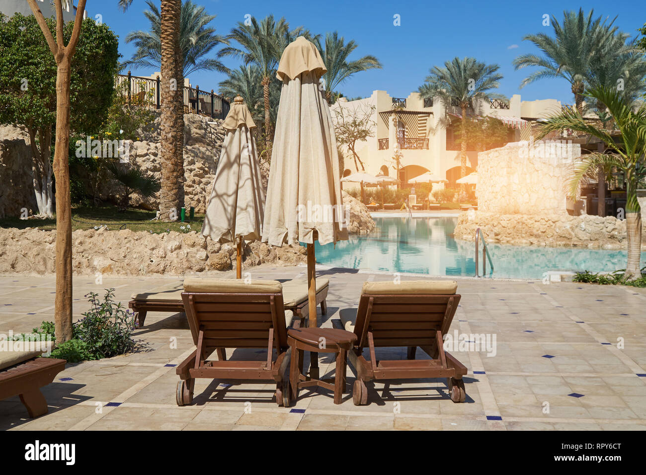 Sharm El Sheikh, Ägypten - Februar 9, 2019: 5-Sterne Grand Hotel mit Palmen und Liegestühlen in der Nähe von Schwimmbad im Sommer Stockfoto Sharm El Sheikh, Ägypten - Februar 9, 2019: 5-Sterne Grand Hotel mit Palmen und Liegestühlen in der Nähe von Schwimmbad im Sommer Stockfoto